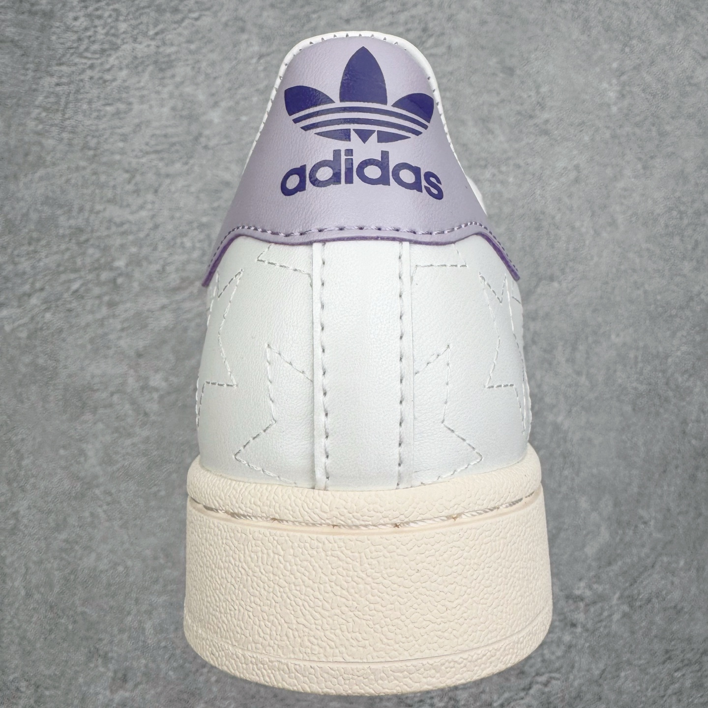 图片[8]-＃XP纯原套现福利 AD Originals Superstar 经典复古贝壳头板鞋 JR6984 诞生于1969年 是第一双将全皮面鞋 身与橡胶鞋头结合在一起的低帮篮球鞋 Superstar最开始 是作为高帮篮球鞋Pro Model的低帮版本而出现的 但因为其独特和醒目的橡胶鞋头造型而让大家熟知 被大家形象地称为\\\”shelltoe\\\”贝壳头 在70年代的美国职业篮球场上 接近3/4的NBA球员都将这双Superstar作为场上用鞋 80年代之后 经过不断的改良和发展 Superstar逐渐成为横跨时装、音乐、街头文化、休闲和运动等各大领域的时尚潮鞋 尺码：36 36.5 37 38 38.5 39 40 40.5 41 42 42.5 43 44 44.5 45-选品中心