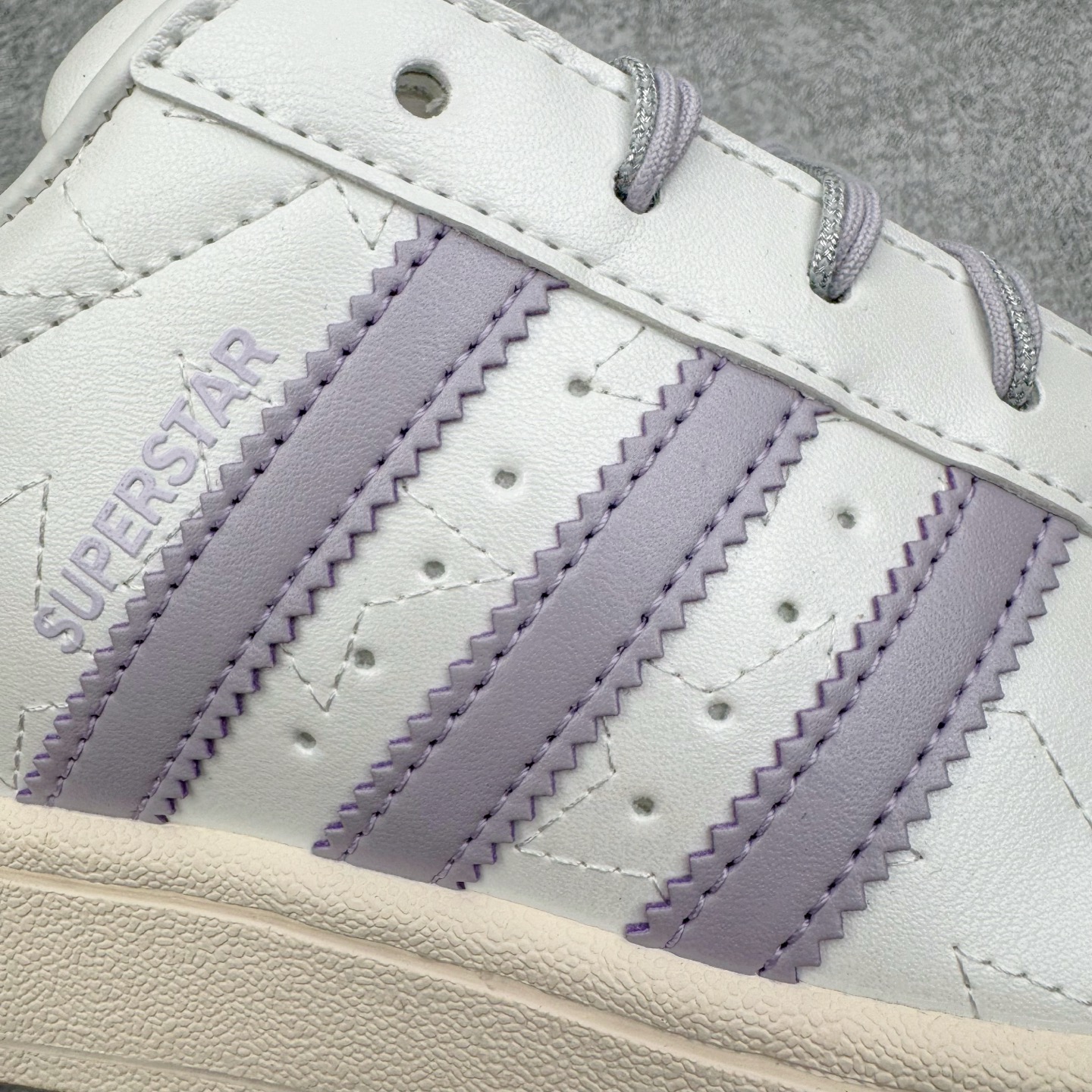 图片[15]-＃XP纯原套现福利 AD Originals Superstar 经典复古贝壳头板鞋 JR6984 诞生于1969年 是第一双将全皮面鞋 身与橡胶鞋头结合在一起的低帮篮球鞋 Superstar最开始 是作为高帮篮球鞋Pro Model的低帮版本而出现的 但因为其独特和醒目的橡胶鞋头造型而让大家熟知 被大家形象地称为\\\”shelltoe\\\”贝壳头 在70年代的美国职业篮球场上 接近3/4的NBA球员都将这双Superstar作为场上用鞋 80年代之后 经过不断的改良和发展 Superstar逐渐成为横跨时装、音乐、街头文化、休闲和运动等各大领域的时尚潮鞋 尺码：36 36.5 37 38 38.5 39 40 40.5 41 42 42.5 43 44 44.5 45-选品中心