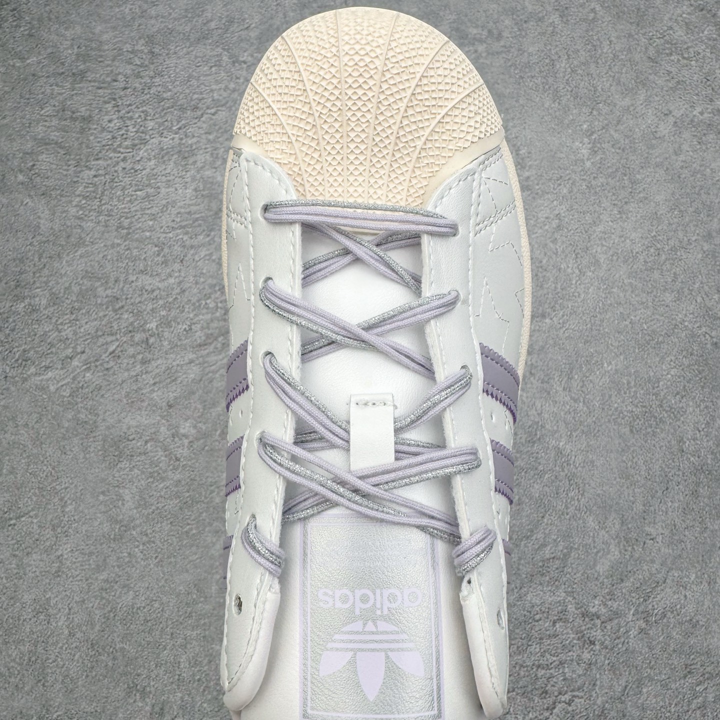 图片[4]-＃XP纯原套现福利 AD Originals Superstar 经典复古贝壳头板鞋 JR6984 诞生于1969年 是第一双将全皮面鞋 身与橡胶鞋头结合在一起的低帮篮球鞋 Superstar最开始 是作为高帮篮球鞋Pro Model的低帮版本而出现的 但因为其独特和醒目的橡胶鞋头造型而让大家熟知 被大家形象地称为\\\”shelltoe\\\”贝壳头 在70年代的美国职业篮球场上 接近3/4的NBA球员都将这双Superstar作为场上用鞋 80年代之后 经过不断的改良和发展 Superstar逐渐成为横跨时装、音乐、街头文化、休闲和运动等各大领域的时尚潮鞋 尺码：36 36.5 37 38 38.5 39 40 40.5 41 42 42.5 43 44 44.5 45-选品中心