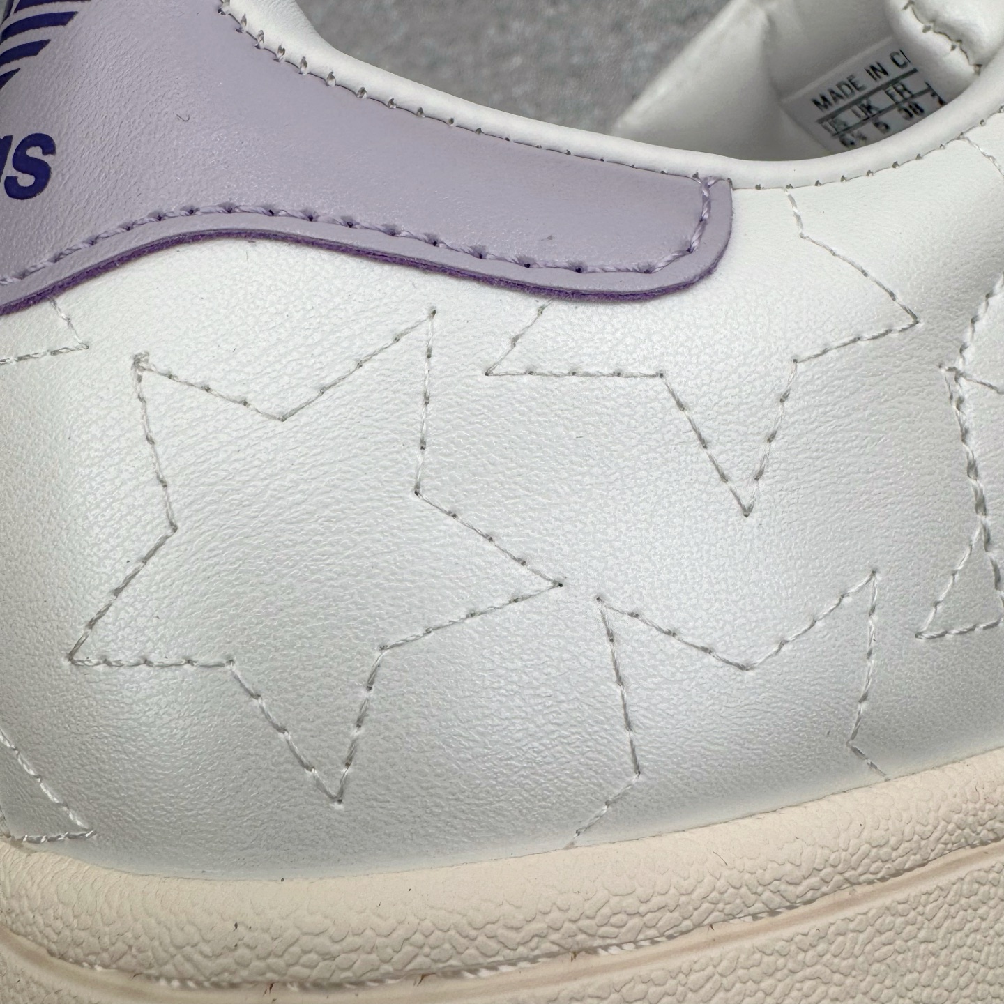 图片[14]-＃XP纯原套现福利 AD Originals Superstar 经典复古贝壳头板鞋 JR6984 诞生于1969年 是第一双将全皮面鞋 身与橡胶鞋头结合在一起的低帮篮球鞋 Superstar最开始 是作为高帮篮球鞋Pro Model的低帮版本而出现的 但因为其独特和醒目的橡胶鞋头造型而让大家熟知 被大家形象地称为\\\”shelltoe\\\”贝壳头 在70年代的美国职业篮球场上 接近3/4的NBA球员都将这双Superstar作为场上用鞋 80年代之后 经过不断的改良和发展 Superstar逐渐成为横跨时装、音乐、街头文化、休闲和运动等各大领域的时尚潮鞋 尺码：36 36.5 37 38 38.5 39 40 40.5 41 42 42.5 43 44 44.5 45-选品中心