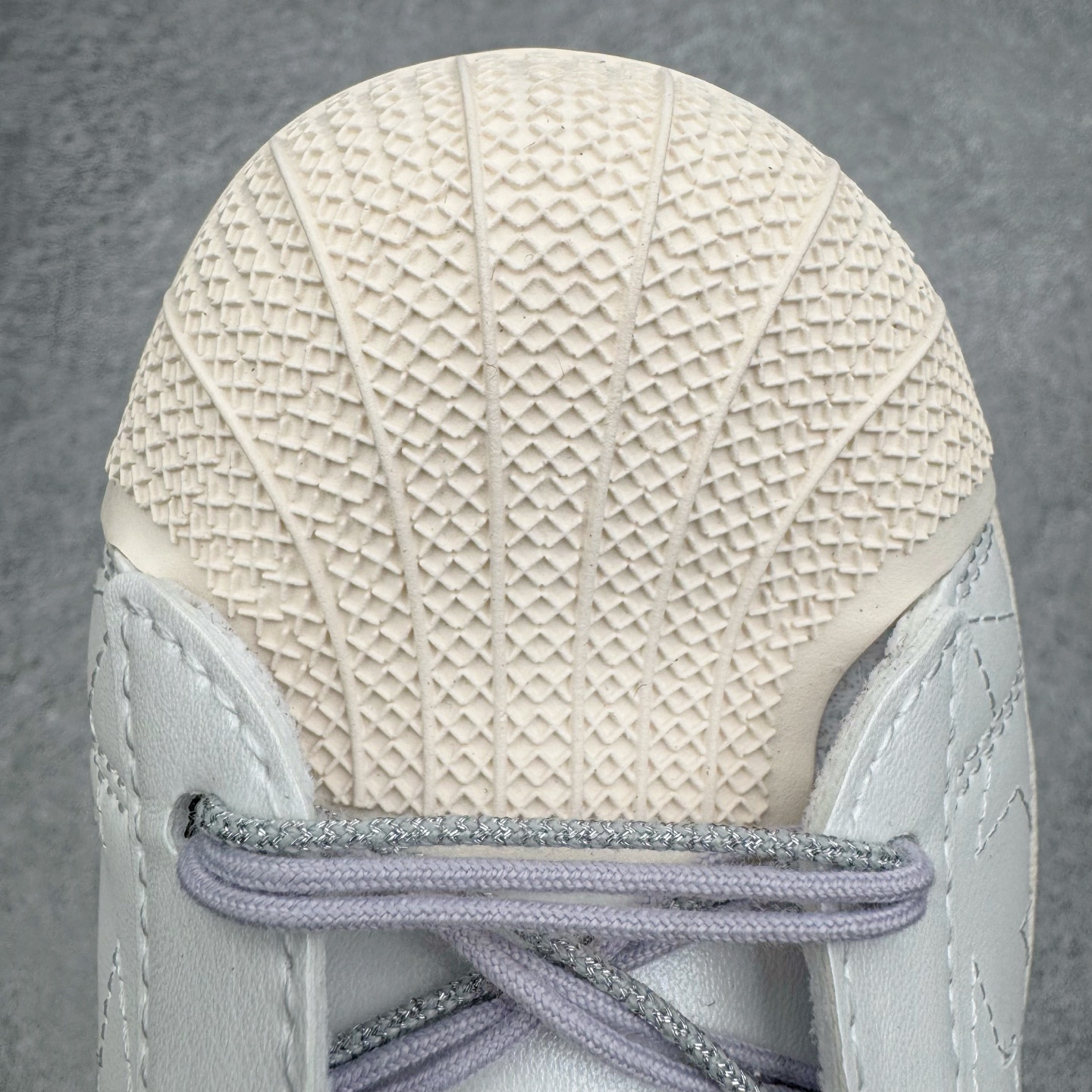 图片[12]-＃XP纯原套现福利 AD Originals Superstar 经典复古贝壳头板鞋 JR6984 诞生于1969年 是第一双将全皮面鞋 身与橡胶鞋头结合在一起的低帮篮球鞋 Superstar最开始 是作为高帮篮球鞋Pro Model的低帮版本而出现的 但因为其独特和醒目的橡胶鞋头造型而让大家熟知 被大家形象地称为\\\”shelltoe\\\”贝壳头 在70年代的美国职业篮球场上 接近3/4的NBA球员都将这双Superstar作为场上用鞋 80年代之后 经过不断的改良和发展 Superstar逐渐成为横跨时装、音乐、街头文化、休闲和运动等各大领域的时尚潮鞋 尺码：36 36.5 37 38 38.5 39 40 40.5 41 42 42.5 43 44 44.5 45-选品中心