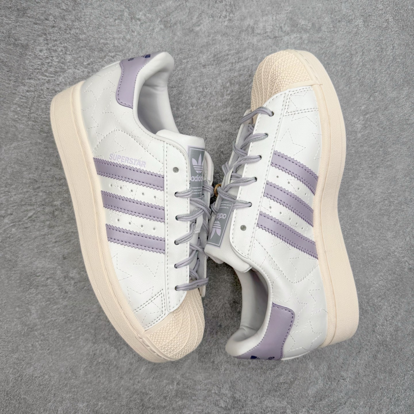 图片[3]-＃XP纯原套现福利 AD Originals Superstar 经典复古贝壳头板鞋 JR6984 诞生于1969年 是第一双将全皮面鞋 身与橡胶鞋头结合在一起的低帮篮球鞋 Superstar最开始 是作为高帮篮球鞋Pro Model的低帮版本而出现的 但因为其独特和醒目的橡胶鞋头造型而让大家熟知 被大家形象地称为\\\”shelltoe\\\”贝壳头 在70年代的美国职业篮球场上 接近3/4的NBA球员都将这双Superstar作为场上用鞋 80年代之后 经过不断的改良和发展 Superstar逐渐成为横跨时装、音乐、街头文化、休闲和运动等各大领域的时尚潮鞋 尺码：36 36.5 37 38 38.5 39 40 40.5 41 42 42.5 43 44 44.5 45-选品中心