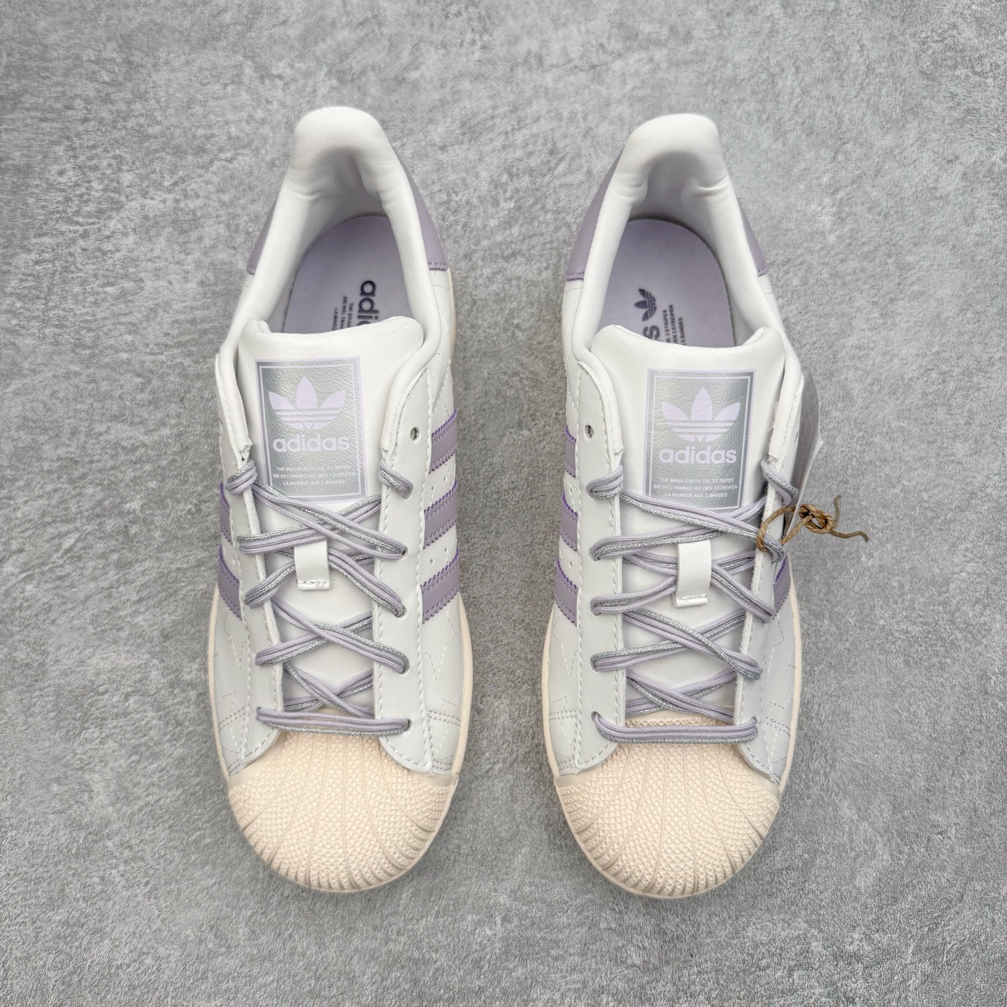 图片[2]-＃XP纯原套现福利 AD Originals Superstar 经典复古贝壳头板鞋 JR6984 诞生于1969年 是第一双将全皮面鞋 身与橡胶鞋头结合在一起的低帮篮球鞋 Superstar最开始 是作为高帮篮球鞋Pro Model的低帮版本而出现的 但因为其独特和醒目的橡胶鞋头造型而让大家熟知 被大家形象地称为\\\”shelltoe\\\”贝壳头 在70年代的美国职业篮球场上 接近3/4的NBA球员都将这双Superstar作为场上用鞋 80年代之后 经过不断的改良和发展 Superstar逐渐成为横跨时装、音乐、街头文化、休闲和运动等各大领域的时尚潮鞋 尺码：36 36.5 37 38 38.5 39 40 40.5 41 42 42.5 43 44 44.5 45-选品中心