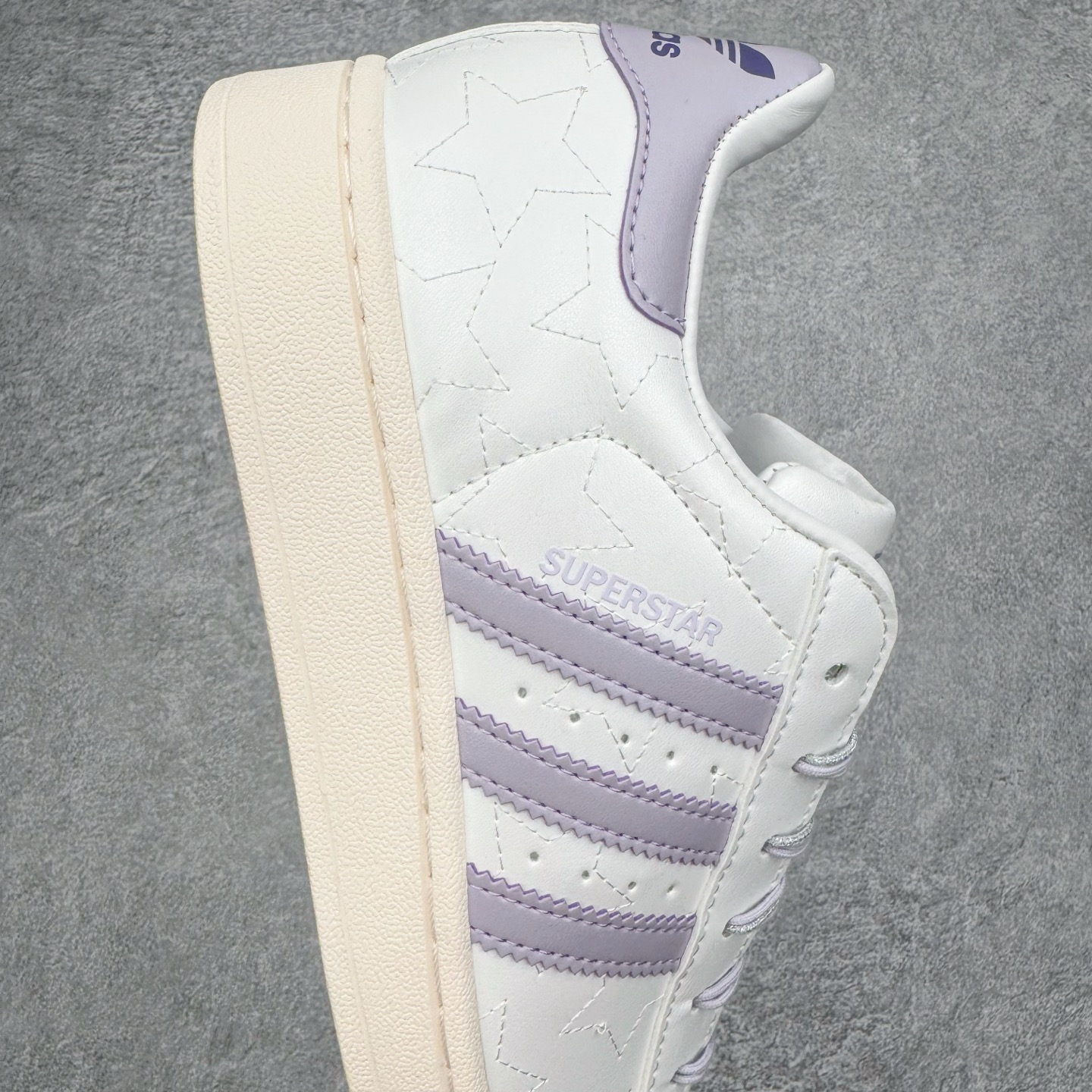 图片[6]-＃XP纯原套现福利 AD Originals Superstar 经典复古贝壳头板鞋 JR6984 诞生于1969年 是第一双将全皮面鞋 身与橡胶鞋头结合在一起的低帮篮球鞋 Superstar最开始 是作为高帮篮球鞋Pro Model的低帮版本而出现的 但因为其独特和醒目的橡胶鞋头造型而让大家熟知 被大家形象地称为\\\”shelltoe\\\”贝壳头 在70年代的美国职业篮球场上 接近3/4的NBA球员都将这双Superstar作为场上用鞋 80年代之后 经过不断的改良和发展 Superstar逐渐成为横跨时装、音乐、街头文化、休闲和运动等各大领域的时尚潮鞋 尺码：36 36.5 37 38 38.5 39 40 40.5 41 42 42.5 43 44 44.5 45-选品中心
