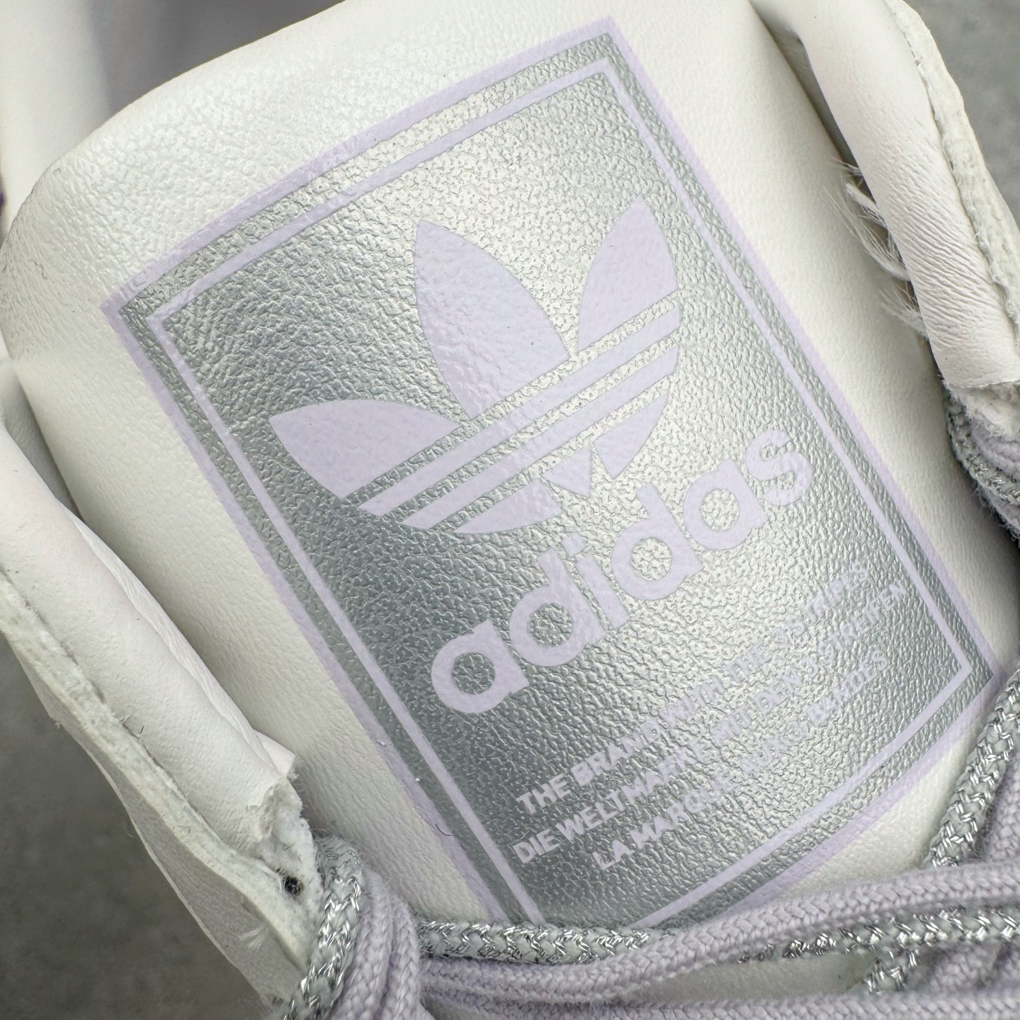 图片[11]-＃XP纯原套现福利 AD Originals Superstar 经典复古贝壳头板鞋 JR6984 诞生于1969年 是第一双将全皮面鞋 身与橡胶鞋头结合在一起的低帮篮球鞋 Superstar最开始 是作为高帮篮球鞋Pro Model的低帮版本而出现的 但因为其独特和醒目的橡胶鞋头造型而让大家熟知 被大家形象地称为\\\”shelltoe\\\”贝壳头 在70年代的美国职业篮球场上 接近3/4的NBA球员都将这双Superstar作为场上用鞋 80年代之后 经过不断的改良和发展 Superstar逐渐成为横跨时装、音乐、街头文化、休闲和运动等各大领域的时尚潮鞋 尺码：36 36.5 37 38 38.5 39 40 40.5 41 42 42.5 43 44 44.5 45-选品中心