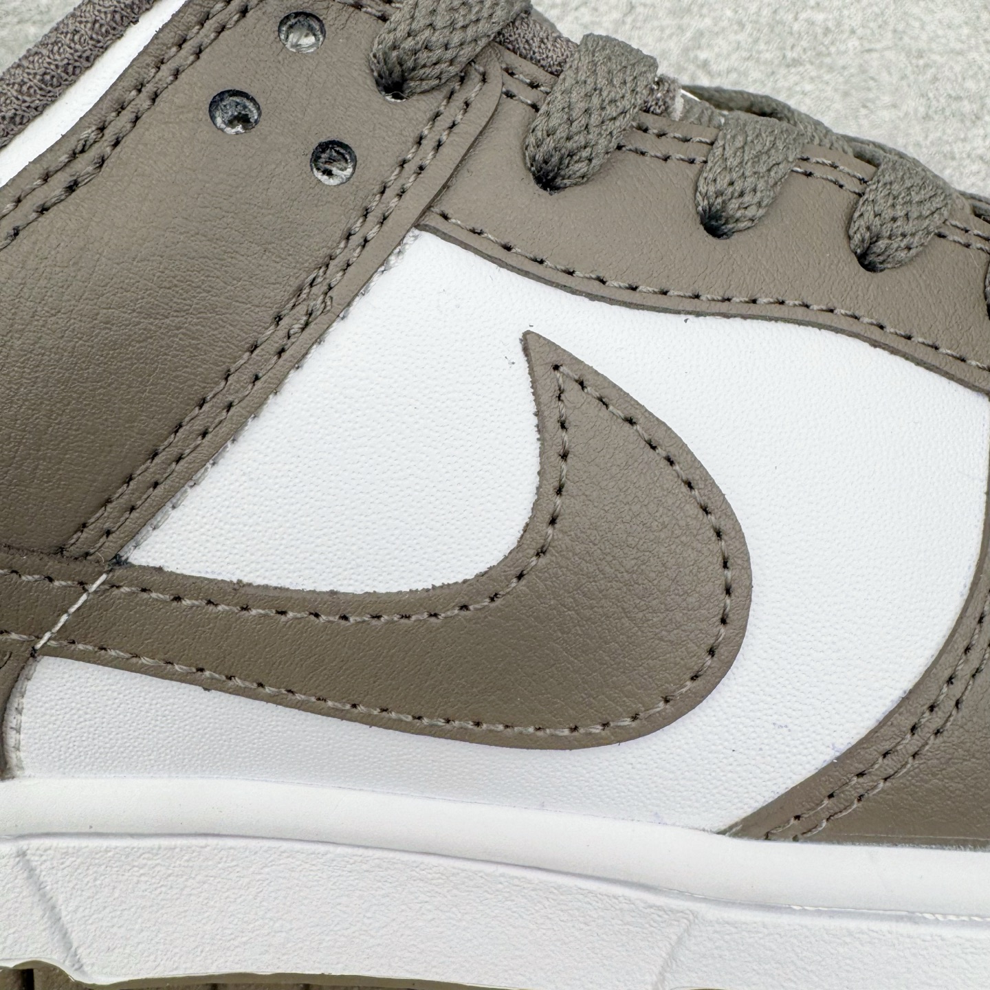 图片[12]-＃YC纯原 NK Dunk Low 灰白色 HF5441-111 实力大厂出品 新配色陆续开发 利润个位数只为口碑 全套原纸板楦头开发 确保原汁原味 完美呈现DUNK版型 一比一鞋头弧度高度鞋身弧度 此版本只针对中端市场 皮料材质有所更替 其他数据细节工艺流程均保持一致 绝不口嗨 细节品控鞋型随意对比 独家私模官方第六代原厂航空铝磨具打磨大底 鞋头坡度极致还原 无解鞋型 原盒原配 圈内天花板工艺 原厂玻璃冲刀 超高清洁度 全鞋零毛边皮料切割 原厂中底布点胶 中底布拉帮走线遵循公司 尺码：36 36.5 37.5 38 38.5 39 40 40.5 41 42 42.5 43 44 44.5 45 46-选品中心