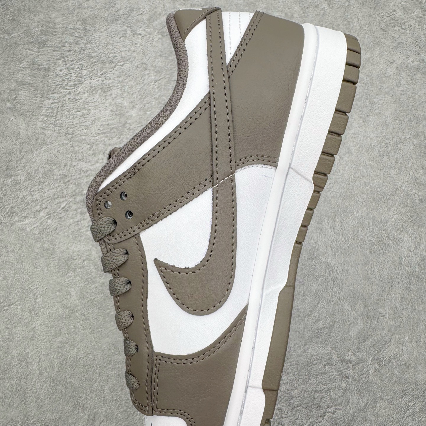 图片[7]-＃YC纯原 NK Dunk Low 灰白色 HF5441-111 实力大厂出品 新配色陆续开发 利润个位数只为口碑 全套原纸板楦头开发 确保原汁原味 完美呈现DUNK版型 一比一鞋头弧度高度鞋身弧度 此版本只针对中端市场 皮料材质有所更替 其他数据细节工艺流程均保持一致 绝不口嗨 细节品控鞋型随意对比 独家私模官方第六代原厂航空铝磨具打磨大底 鞋头坡度极致还原 无解鞋型 原盒原配 圈内天花板工艺 原厂玻璃冲刀 超高清洁度 全鞋零毛边皮料切割 原厂中底布点胶 中底布拉帮走线遵循公司 尺码：36 36.5 37.5 38 38.5 39 40 40.5 41 42 42.5 43 44 44.5 45 46-选品中心