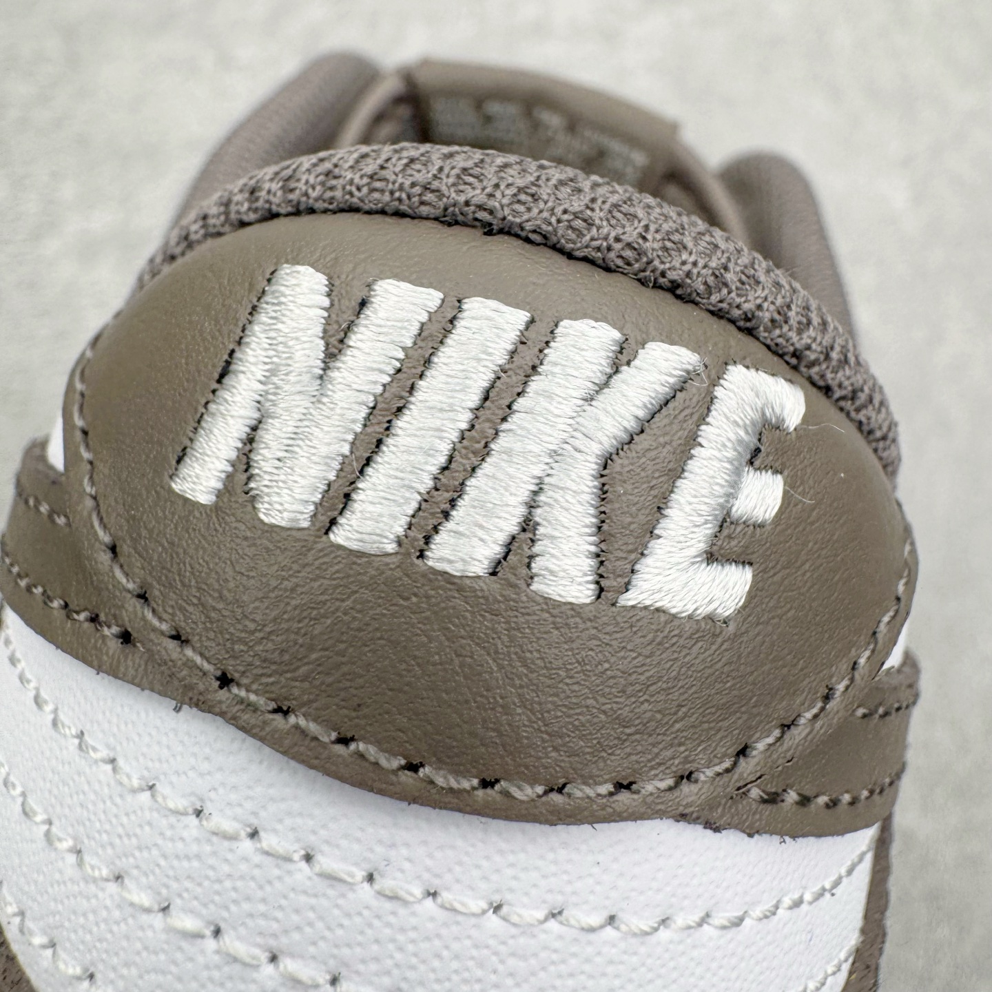 图片[10]-＃YC纯原 NK Dunk Low 灰白色 HF5441-111 实力大厂出品 新配色陆续开发 利润个位数只为口碑 全套原纸板楦头开发 确保原汁原味 完美呈现DUNK版型 一比一鞋头弧度高度鞋身弧度 此版本只针对中端市场 皮料材质有所更替 其他数据细节工艺流程均保持一致 绝不口嗨 细节品控鞋型随意对比 独家私模官方第六代原厂航空铝磨具打磨大底 鞋头坡度极致还原 无解鞋型 原盒原配 圈内天花板工艺 原厂玻璃冲刀 超高清洁度 全鞋零毛边皮料切割 原厂中底布点胶 中底布拉帮走线遵循公司 尺码：36 36.5 37.5 38 38.5 39 40 40.5 41 42 42.5 43 44 44.5 45 46-选品中心