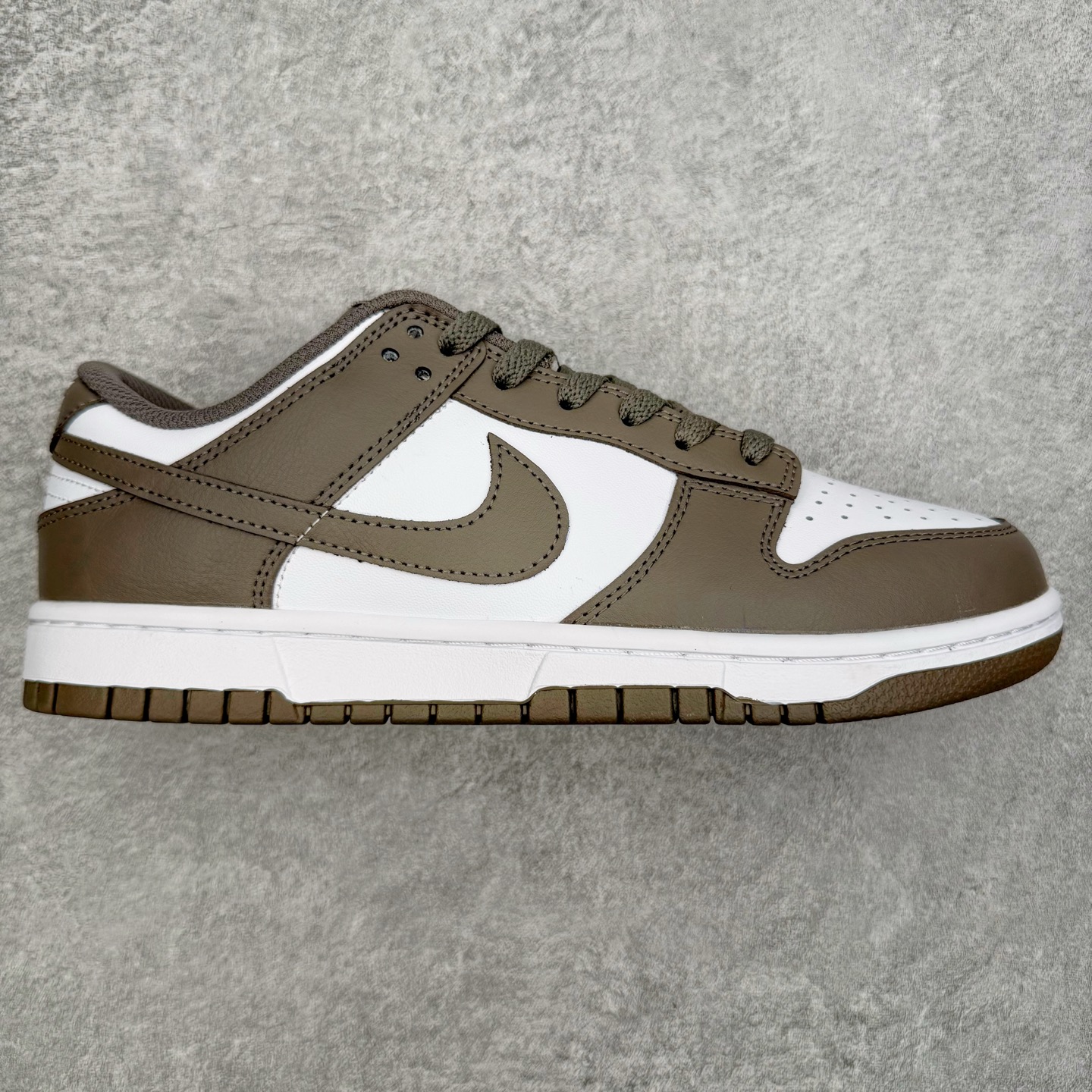 ＃YC纯原 NK Dunk Low 灰白色 HF5441-111 实力大厂出品 新配色陆续开发 利润个位数只为口碑 全套原纸板楦头开发 确保原汁原味 完美呈现DUNK版型 一比一鞋头弧度高度鞋身弧度 此版本只针对中端市场 皮料材质有所更替 其他数据细节工艺流程均保持一致 绝不口嗨 细节品控鞋型随意对比 独家私模官方第六代原厂航空铝磨具打磨大底 鞋头坡度极致还原 无解鞋型 原盒原配 圈内天花板工艺 原厂玻璃冲刀 超高清洁度 全鞋零毛边皮料切割 原厂中底布点胶 中底布拉帮走线遵循公司 尺码：36 36.5 37.5 38 38.5 39 40 40.5 41 42 42.5 43 44 44.5 45 46-选品中心