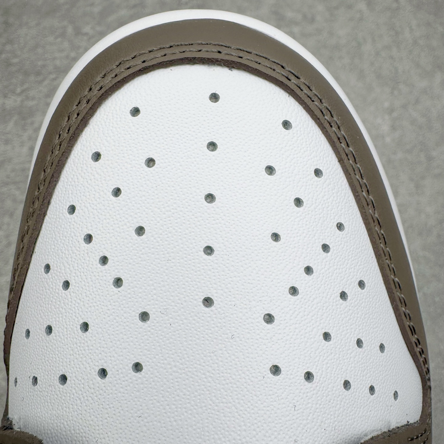 图片[14]-＃YC纯原 NK Dunk Low 灰白色 HF5441-111 实力大厂出品 新配色陆续开发 利润个位数只为口碑 全套原纸板楦头开发 确保原汁原味 完美呈现DUNK版型 一比一鞋头弧度高度鞋身弧度 此版本只针对中端市场 皮料材质有所更替 其他数据细节工艺流程均保持一致 绝不口嗨 细节品控鞋型随意对比 独家私模官方第六代原厂航空铝磨具打磨大底 鞋头坡度极致还原 无解鞋型 原盒原配 圈内天花板工艺 原厂玻璃冲刀 超高清洁度 全鞋零毛边皮料切割 原厂中底布点胶 中底布拉帮走线遵循公司 尺码：36 36.5 37.5 38 38.5 39 40 40.5 41 42 42.5 43 44 44.5 45 46-选品中心