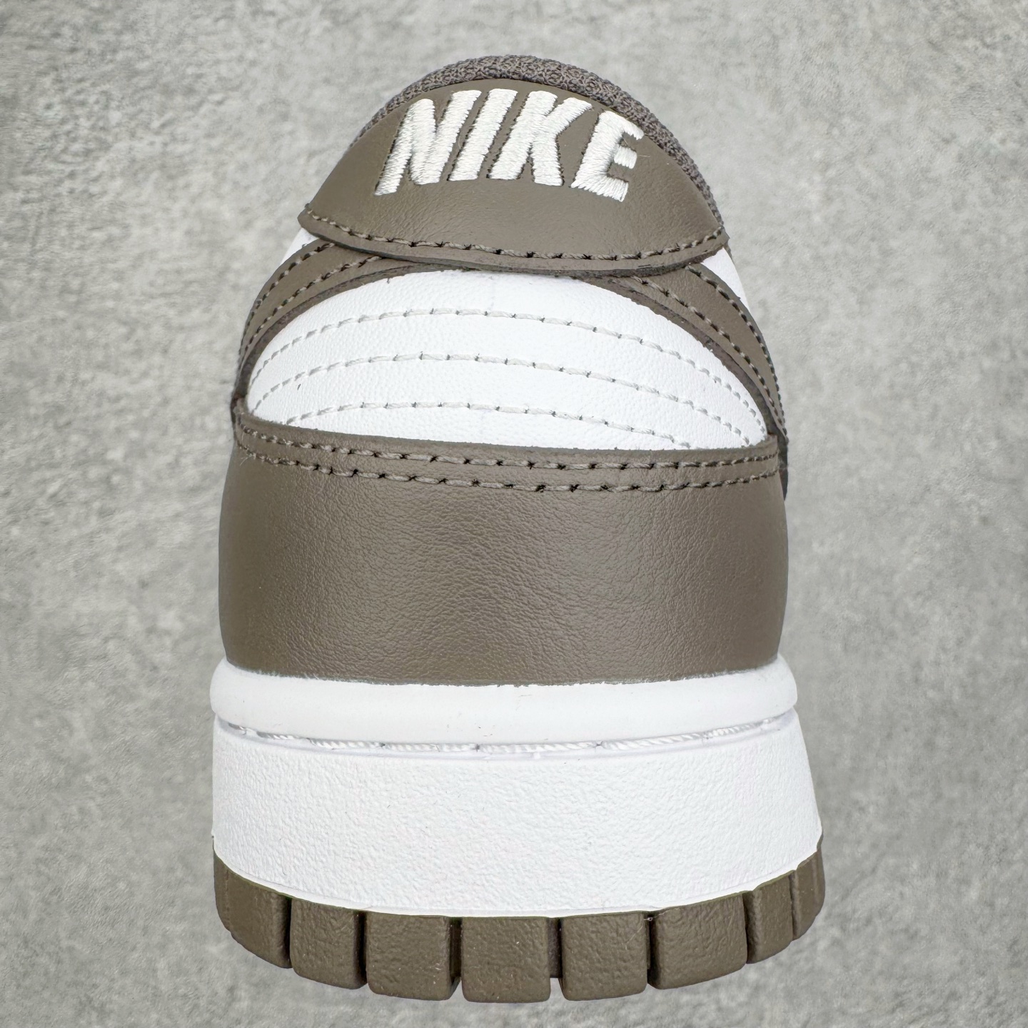 图片[8]-＃YC纯原 NK Dunk Low 灰白色 HF5441-111 实力大厂出品 新配色陆续开发 利润个位数只为口碑 全套原纸板楦头开发 确保原汁原味 完美呈现DUNK版型 一比一鞋头弧度高度鞋身弧度 此版本只针对中端市场 皮料材质有所更替 其他数据细节工艺流程均保持一致 绝不口嗨 细节品控鞋型随意对比 独家私模官方第六代原厂航空铝磨具打磨大底 鞋头坡度极致还原 无解鞋型 原盒原配 圈内天花板工艺 原厂玻璃冲刀 超高清洁度 全鞋零毛边皮料切割 原厂中底布点胶 中底布拉帮走线遵循公司 尺码：36 36.5 37.5 38 38.5 39 40 40.5 41 42 42.5 43 44 44.5 45 46-选品中心