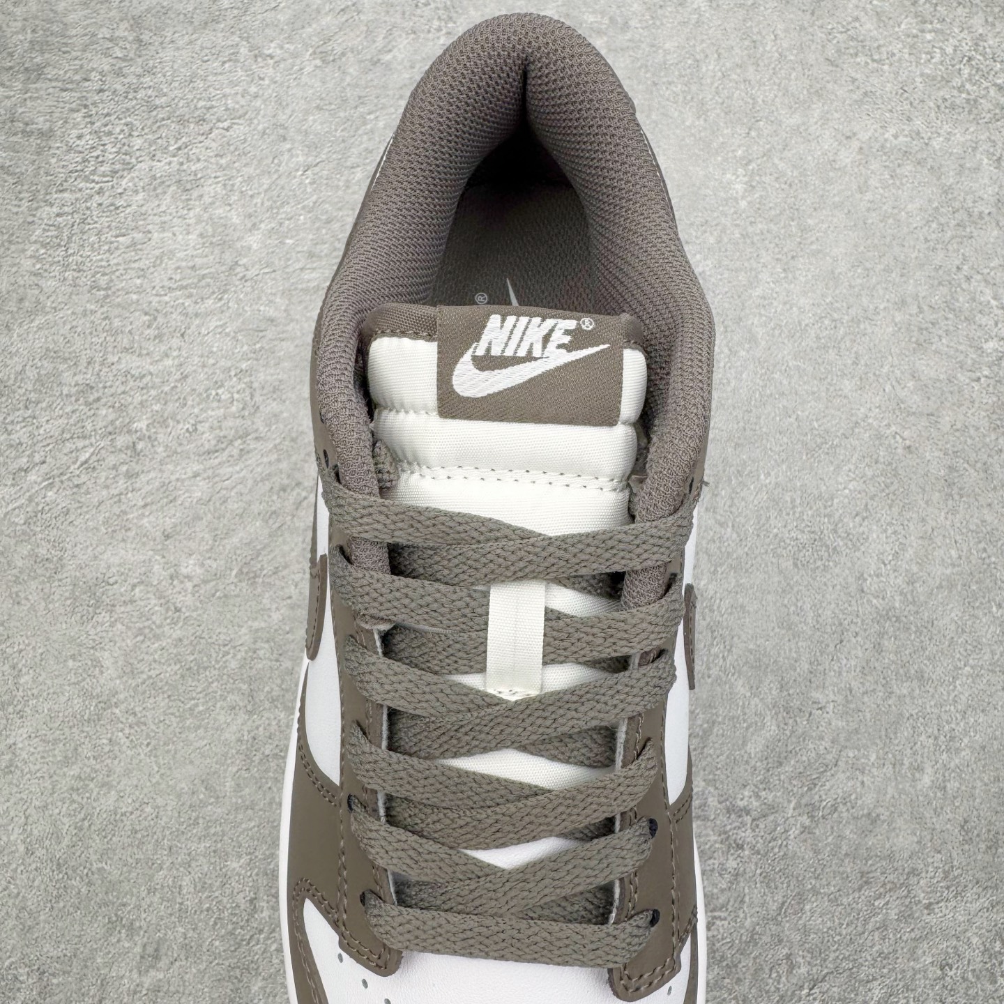 图片[5]-＃YC纯原 NK Dunk Low 灰白色 HF5441-111 实力大厂出品 新配色陆续开发 利润个位数只为口碑 全套原纸板楦头开发 确保原汁原味 完美呈现DUNK版型 一比一鞋头弧度高度鞋身弧度 此版本只针对中端市场 皮料材质有所更替 其他数据细节工艺流程均保持一致 绝不口嗨 细节品控鞋型随意对比 独家私模官方第六代原厂航空铝磨具打磨大底 鞋头坡度极致还原 无解鞋型 原盒原配 圈内天花板工艺 原厂玻璃冲刀 超高清洁度 全鞋零毛边皮料切割 原厂中底布点胶 中底布拉帮走线遵循公司 尺码：36 36.5 37.5 38 38.5 39 40 40.5 41 42 42.5 43 44 44.5 45 46-选品中心