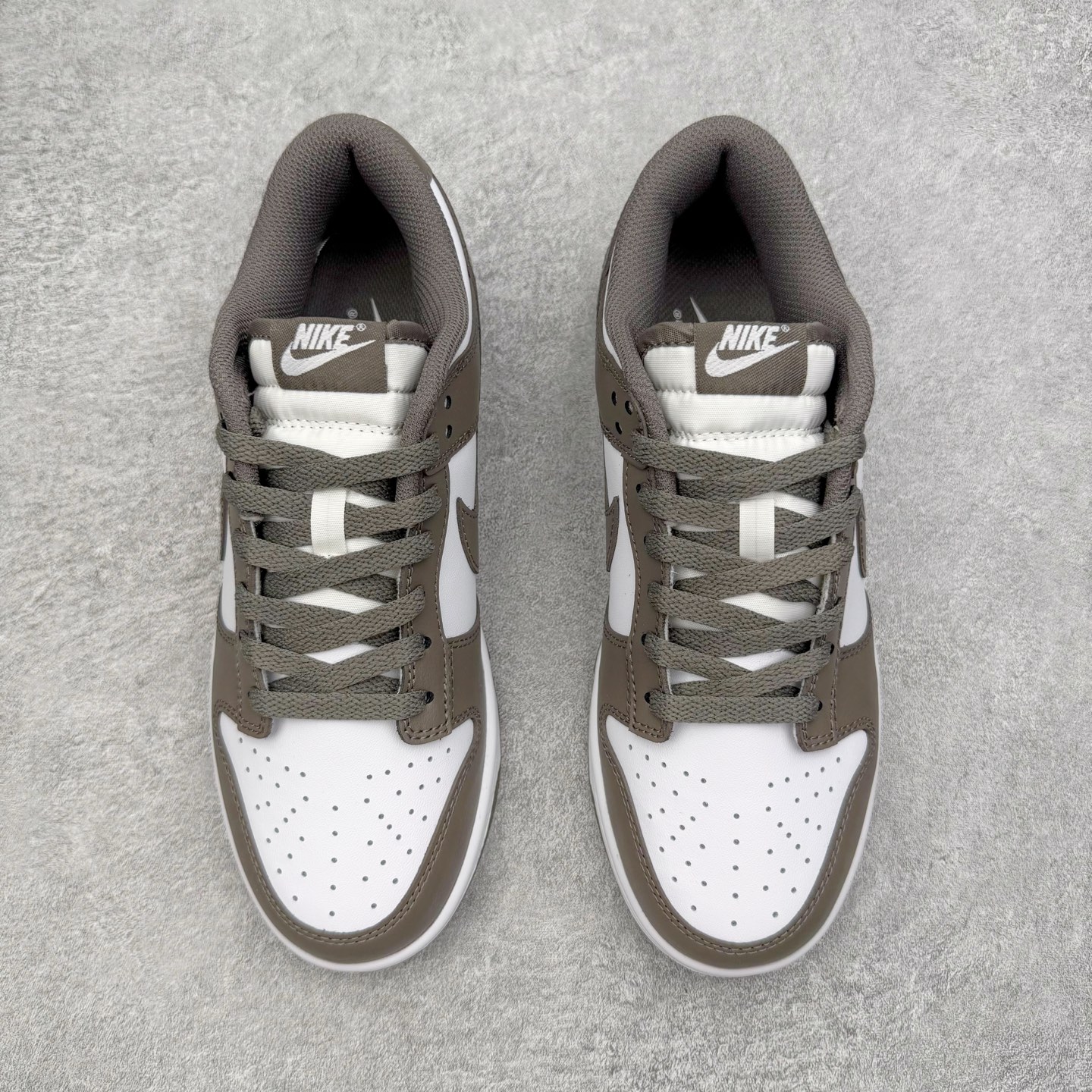 图片[2]-＃YC纯原 NK Dunk Low 灰白色 HF5441-111 实力大厂出品 新配色陆续开发 利润个位数只为口碑 全套原纸板楦头开发 确保原汁原味 完美呈现DUNK版型 一比一鞋头弧度高度鞋身弧度 此版本只针对中端市场 皮料材质有所更替 其他数据细节工艺流程均保持一致 绝不口嗨 细节品控鞋型随意对比 独家私模官方第六代原厂航空铝磨具打磨大底 鞋头坡度极致还原 无解鞋型 原盒原配 圈内天花板工艺 原厂玻璃冲刀 超高清洁度 全鞋零毛边皮料切割 原厂中底布点胶 中底布拉帮走线遵循公司 尺码：36 36.5 37.5 38 38.5 39 40 40.5 41 42 42.5 43 44 44.5 45 46-选品中心