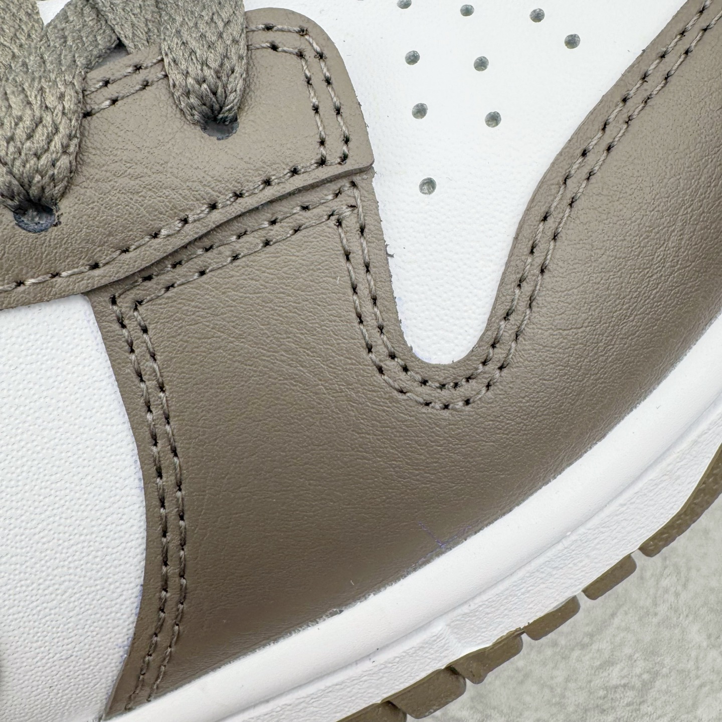 图片[13]-＃YC纯原 NK Dunk Low 灰白色 HF5441-111 实力大厂出品 新配色陆续开发 利润个位数只为口碑 全套原纸板楦头开发 确保原汁原味 完美呈现DUNK版型 一比一鞋头弧度高度鞋身弧度 此版本只针对中端市场 皮料材质有所更替 其他数据细节工艺流程均保持一致 绝不口嗨 细节品控鞋型随意对比 独家私模官方第六代原厂航空铝磨具打磨大底 鞋头坡度极致还原 无解鞋型 原盒原配 圈内天花板工艺 原厂玻璃冲刀 超高清洁度 全鞋零毛边皮料切割 原厂中底布点胶 中底布拉帮走线遵循公司 尺码：36 36.5 37.5 38 38.5 39 40 40.5 41 42 42.5 43 44 44.5 45 46-选品中心