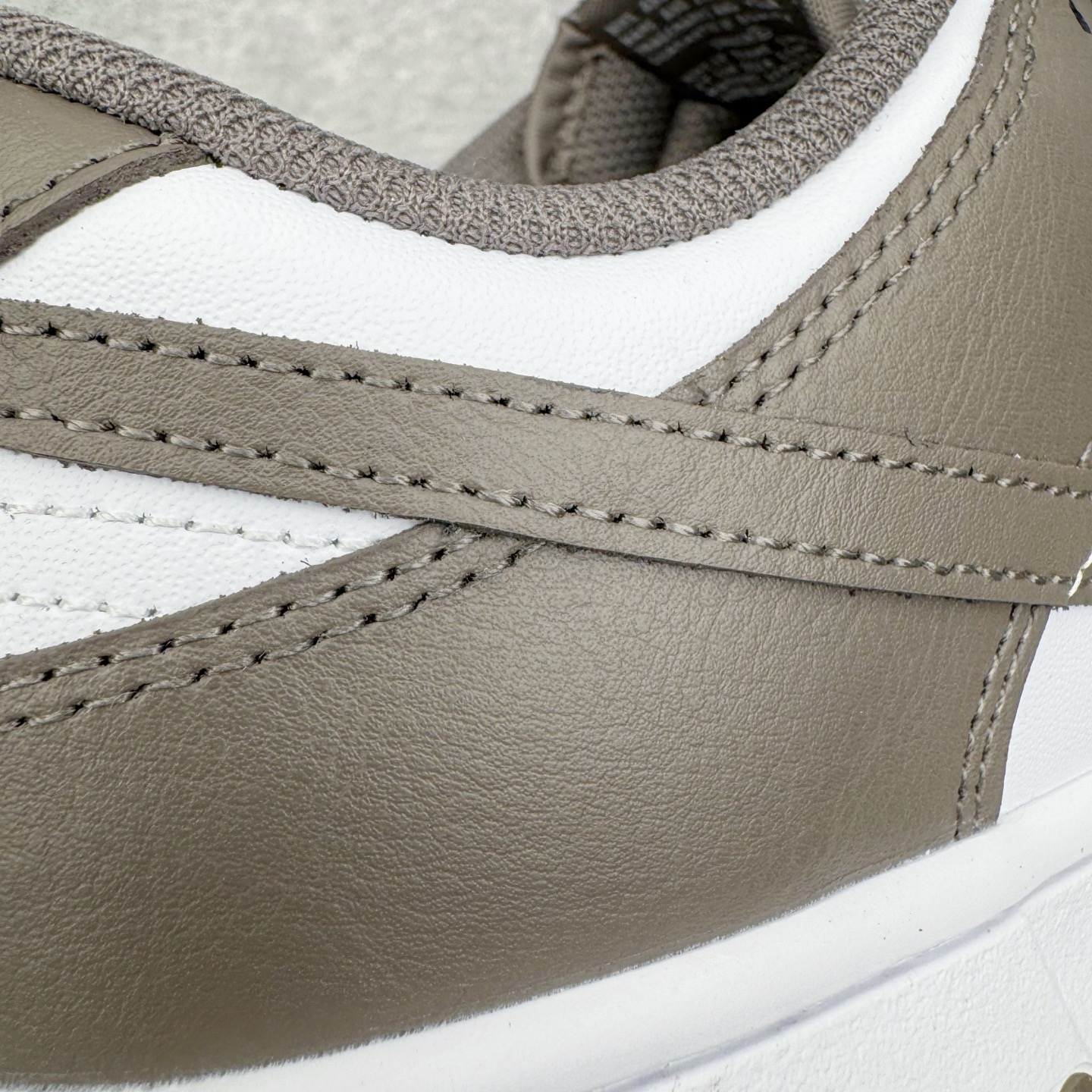 图片[11]-＃YC纯原 NK Dunk Low 灰白色 HF5441-111 实力大厂出品 新配色陆续开发 利润个位数只为口碑 全套原纸板楦头开发 确保原汁原味 完美呈现DUNK版型 一比一鞋头弧度高度鞋身弧度 此版本只针对中端市场 皮料材质有所更替 其他数据细节工艺流程均保持一致 绝不口嗨 细节品控鞋型随意对比 独家私模官方第六代原厂航空铝磨具打磨大底 鞋头坡度极致还原 无解鞋型 原盒原配 圈内天花板工艺 原厂玻璃冲刀 超高清洁度 全鞋零毛边皮料切割 原厂中底布点胶 中底布拉帮走线遵循公司 尺码：36 36.5 37.5 38 38.5 39 40 40.5 41 42 42.5 43 44 44.5 45 46-选品中心