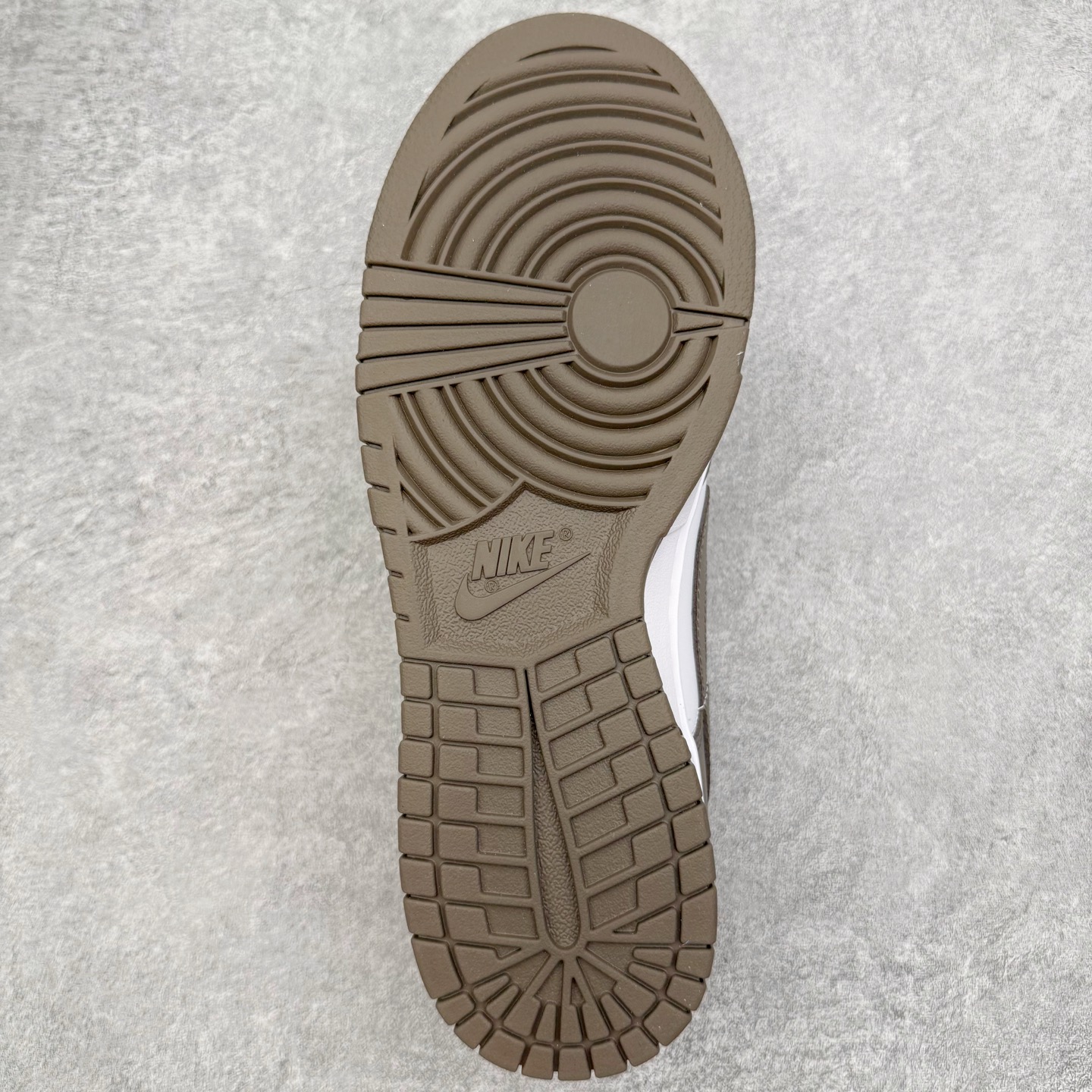 图片[9]-＃YC纯原 NK Dunk Low 灰白色 HF5441-111 实力大厂出品 新配色陆续开发 利润个位数只为口碑 全套原纸板楦头开发 确保原汁原味 完美呈现DUNK版型 一比一鞋头弧度高度鞋身弧度 此版本只针对中端市场 皮料材质有所更替 其他数据细节工艺流程均保持一致 绝不口嗨 细节品控鞋型随意对比 独家私模官方第六代原厂航空铝磨具打磨大底 鞋头坡度极致还原 无解鞋型 原盒原配 圈内天花板工艺 原厂玻璃冲刀 超高清洁度 全鞋零毛边皮料切割 原厂中底布点胶 中底布拉帮走线遵循公司 尺码：36 36.5 37.5 38 38.5 39 40 40.5 41 42 42.5 43 44 44.5 45 46-选品中心