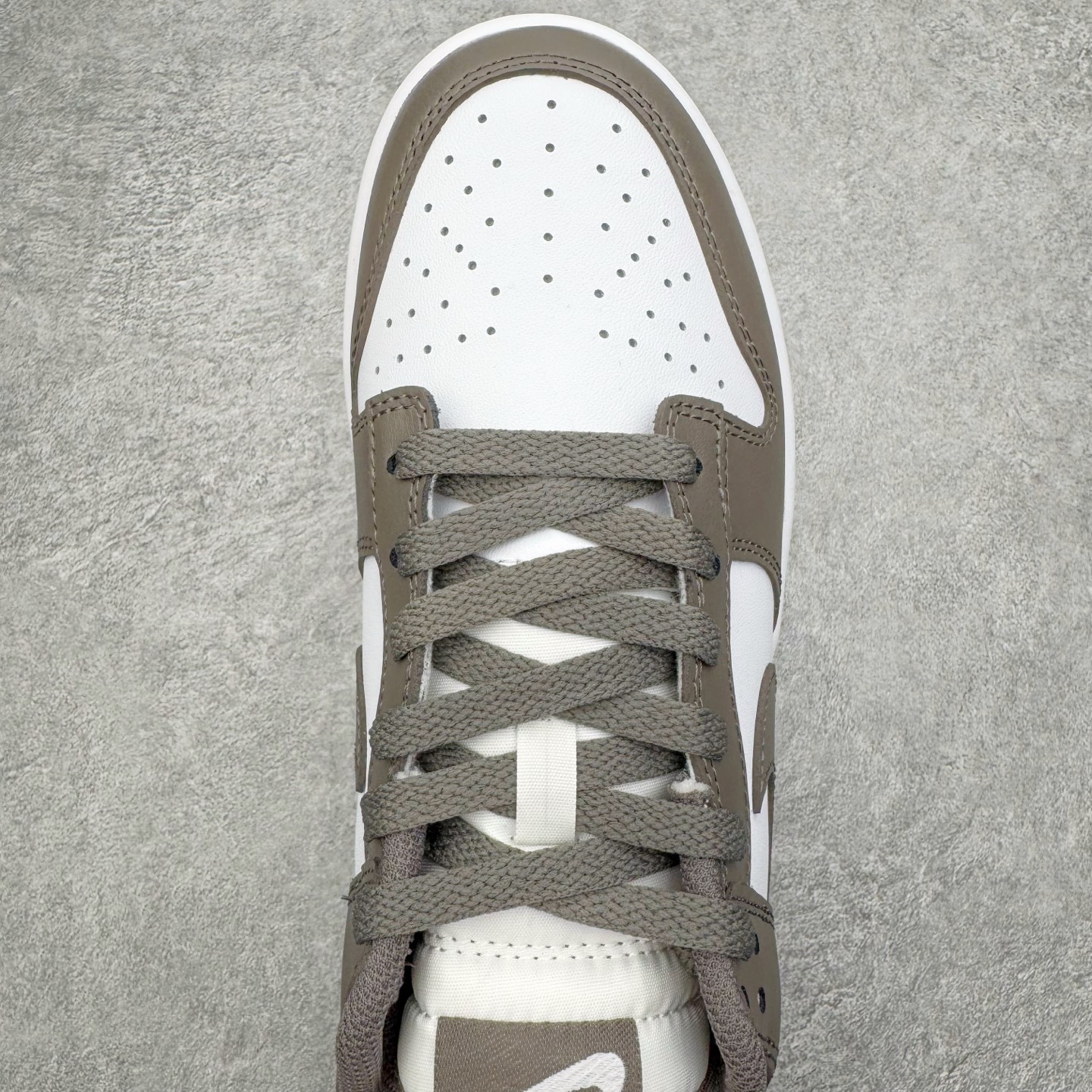 图片[4]-＃YC纯原 NK Dunk Low 灰白色 HF5441-111 实力大厂出品 新配色陆续开发 利润个位数只为口碑 全套原纸板楦头开发 确保原汁原味 完美呈现DUNK版型 一比一鞋头弧度高度鞋身弧度 此版本只针对中端市场 皮料材质有所更替 其他数据细节工艺流程均保持一致 绝不口嗨 细节品控鞋型随意对比 独家私模官方第六代原厂航空铝磨具打磨大底 鞋头坡度极致还原 无解鞋型 原盒原配 圈内天花板工艺 原厂玻璃冲刀 超高清洁度 全鞋零毛边皮料切割 原厂中底布点胶 中底布拉帮走线遵循公司 尺码：36 36.5 37.5 38 38.5 39 40 40.5 41 42 42.5 43 44 44.5 45 46-选品中心