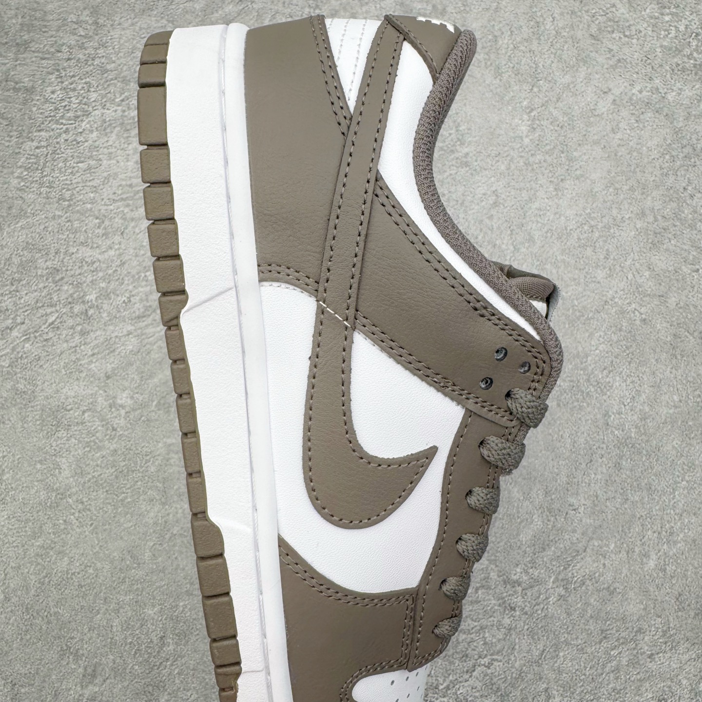 图片[6]-＃YC纯原 NK Dunk Low 灰白色 HF5441-111 实力大厂出品 新配色陆续开发 利润个位数只为口碑 全套原纸板楦头开发 确保原汁原味 完美呈现DUNK版型 一比一鞋头弧度高度鞋身弧度 此版本只针对中端市场 皮料材质有所更替 其他数据细节工艺流程均保持一致 绝不口嗨 细节品控鞋型随意对比 独家私模官方第六代原厂航空铝磨具打磨大底 鞋头坡度极致还原 无解鞋型 原盒原配 圈内天花板工艺 原厂玻璃冲刀 超高清洁度 全鞋零毛边皮料切割 原厂中底布点胶 中底布拉帮走线遵循公司 尺码：36 36.5 37.5 38 38.5 39 40 40.5 41 42 42.5 43 44 44.5 45 46-选品中心