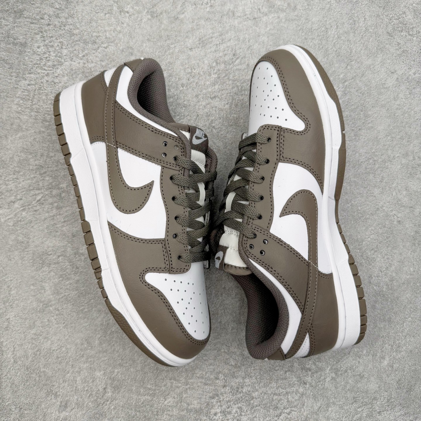 图片[3]-＃YC纯原 NK Dunk Low 灰白色 HF5441-111 实力大厂出品 新配色陆续开发 利润个位数只为口碑 全套原纸板楦头开发 确保原汁原味 完美呈现DUNK版型 一比一鞋头弧度高度鞋身弧度 此版本只针对中端市场 皮料材质有所更替 其他数据细节工艺流程均保持一致 绝不口嗨 细节品控鞋型随意对比 独家私模官方第六代原厂航空铝磨具打磨大底 鞋头坡度极致还原 无解鞋型 原盒原配 圈内天花板工艺 原厂玻璃冲刀 超高清洁度 全鞋零毛边皮料切割 原厂中底布点胶 中底布拉帮走线遵循公司 尺码：36 36.5 37.5 38 38.5 39 40 40.5 41 42 42.5 43 44 44.5 45 46-选品中心