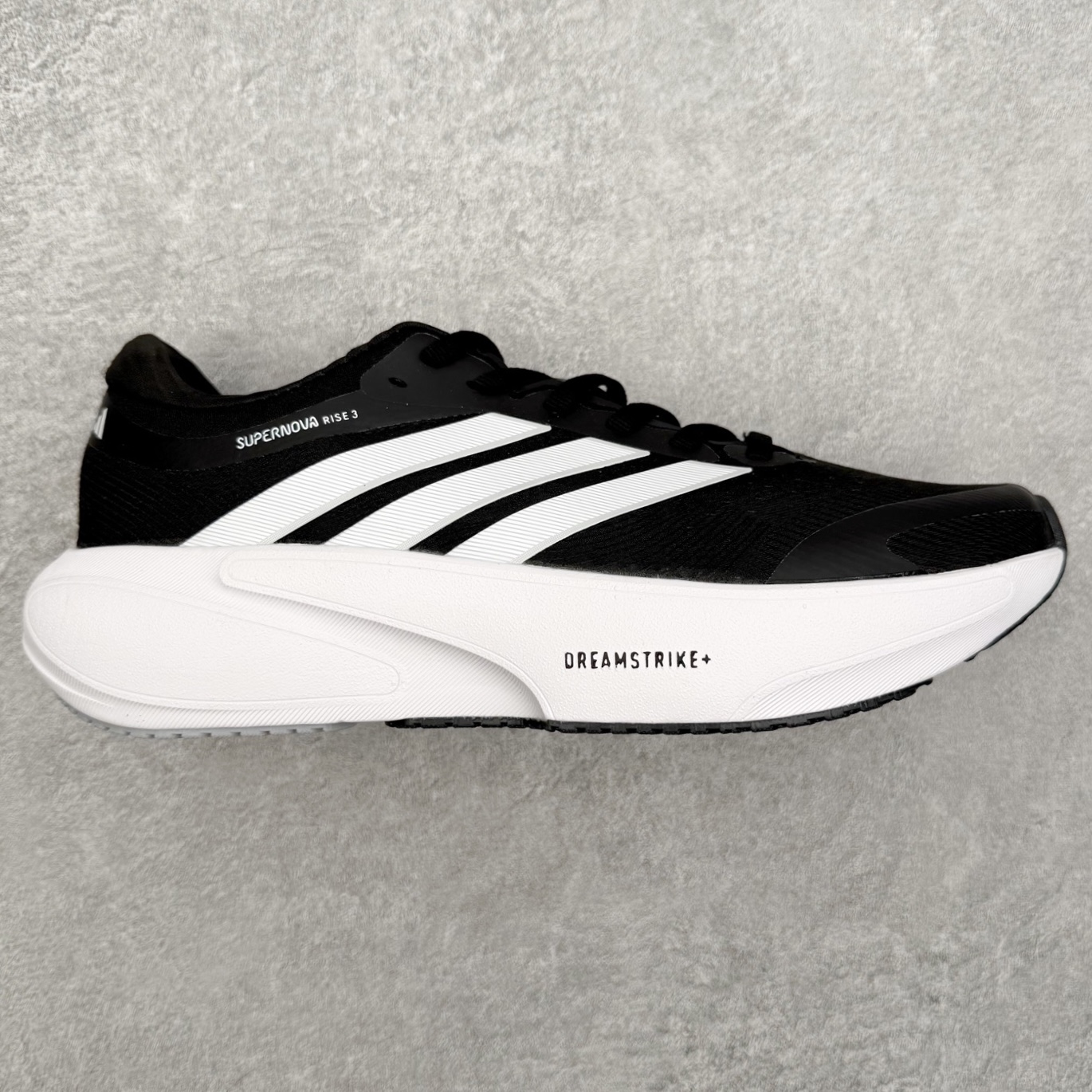 AD Adizero Adios Pro 4 马拉松竞速专业跑鞋 JR7671 CELERMESH针织网面非常轻薄 纤维间的缝隙很大 可以保证跑步时的透气、排汗效果 鞋舌直接与两侧的内衬和鞋底连接在一起 在跑步过程中不会被鞋舌的左右移动所困扰 在标准鞋带孔的基础上再拓宽一组鞋带孔 适合不同脚型的需求 突破性 EnergyRods 技术，有助于跑者实现更好的成绩 中底独特的LIGHTSTRIKE PRO泡棉材质 微弹感觉在跑步过程中给予了良好的支撑体验 对于顶级精英和高水平进阶跑者来说 ADIOS PRO是一双值得信赖的竞速比赛用鞋 尺码：36 36.5 37.5 38 38.5 39 40 40.5 41 42 42.5 43 44 44.5 45-选品中心