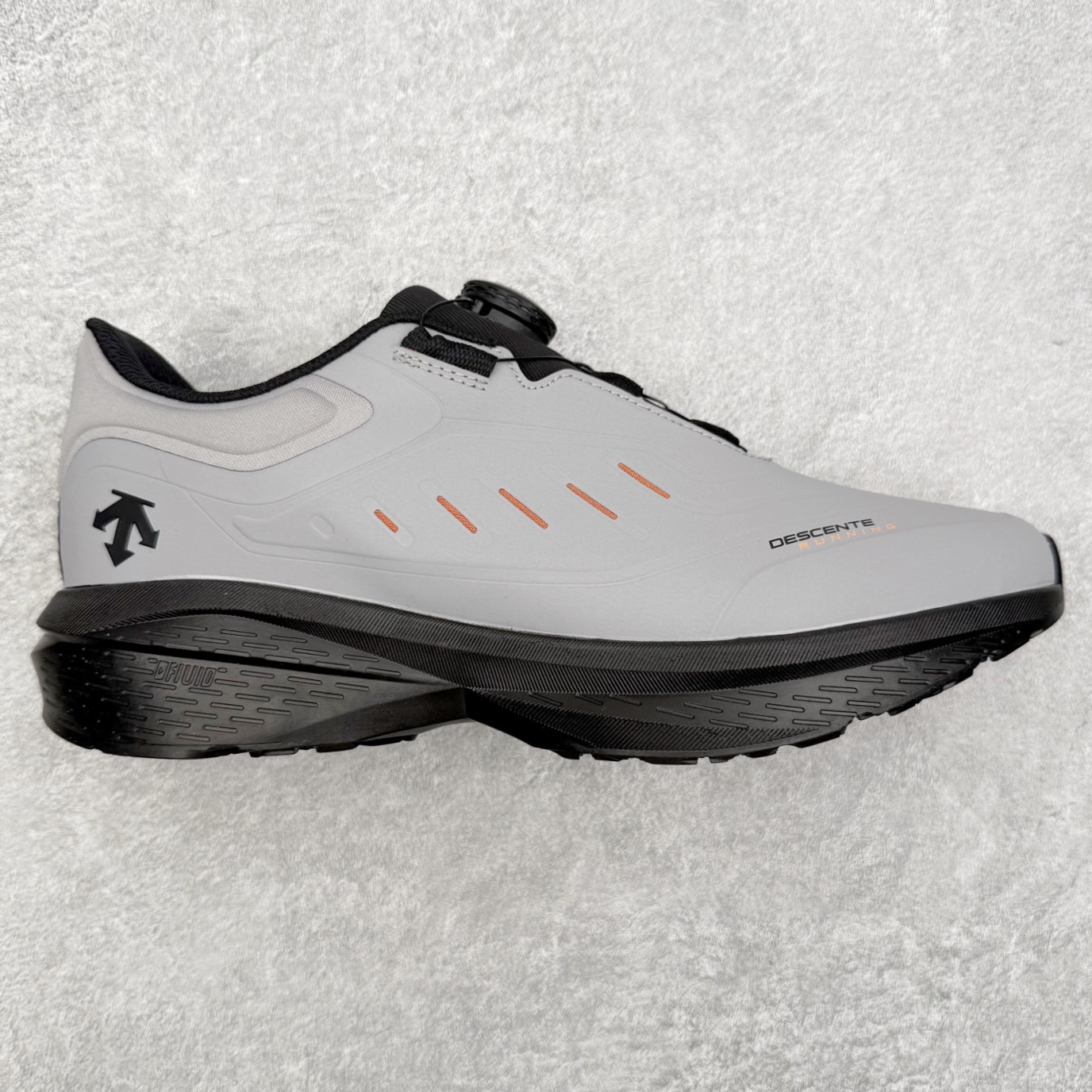 ＃HP DESCENTE RUNNING DFLUID 迪桑特流体鞋缓震BOA防水回弹支撑跑步鞋 DESCENTE（迪桑特）创立于1935年，品牌名取自法语词汇，意为“滑降”。品牌箭头标识代表滑雪的三种技术“高速直线滑行”、“穿越”和“侧滑”，也寓意品牌在打造高端专业运动产品中不断追求完美的创新精神，致力于成为中国高端专业滑雪、综训、女子、铁人三项、高尔夫的第一品牌。尺码：39 40 41 42 43 44 45-选品中心