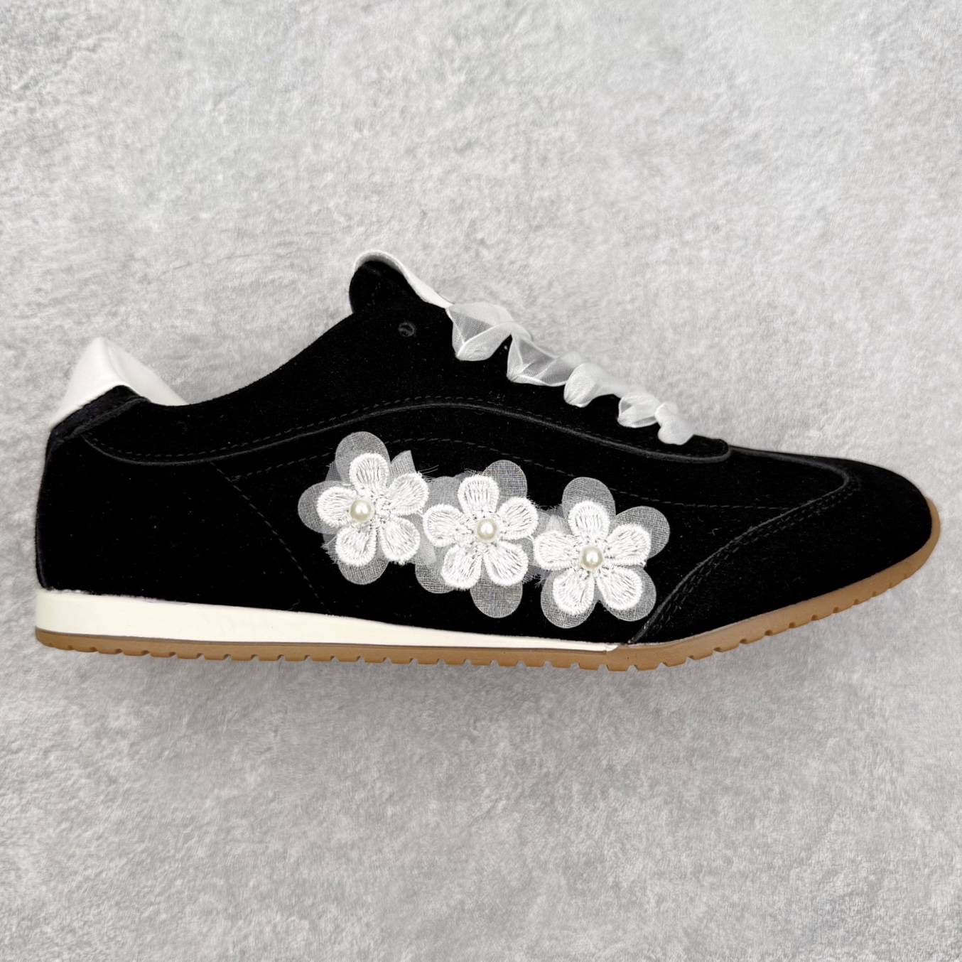 Alo yoga Sunset 舒适生活休闲鞋 男女同款 品牌故事Alo Yoga于2007年创立于洛杉矶，意在传播有意识的运动，同时激发人们的健康识与创造力。品牌的核心理念在于制作能够带来完美体验的瑜伽服饰与功能性单品，让有意识的运动融入并改变生活。Alo Yoga将其设计延伸到日常服饰概念，坚持不懈地捕捉当代时尚潮流，将品牌的运动美学理念、精致前卫的设计与舒适功能面料完美结合。与此同时，Alo Yoga的设计受到了时尚界人士与名人们的追捧，Talor Swift、Kendall Jenner等街拍照片中都曾出现品牌不同单品的身影。实拍调校N版已经零色差零失真 百分百还原实物色彩所见即所得 不存在货不对板色差等低级问题 选购参考实物拍摄 不混卖不参货 只用心做好货严格选品 承诺混一赔十 尺码：36 36.5 37.5 38 38.5 39 40 40.5 41 42 42.5 43 44 44.5 45-选品中心