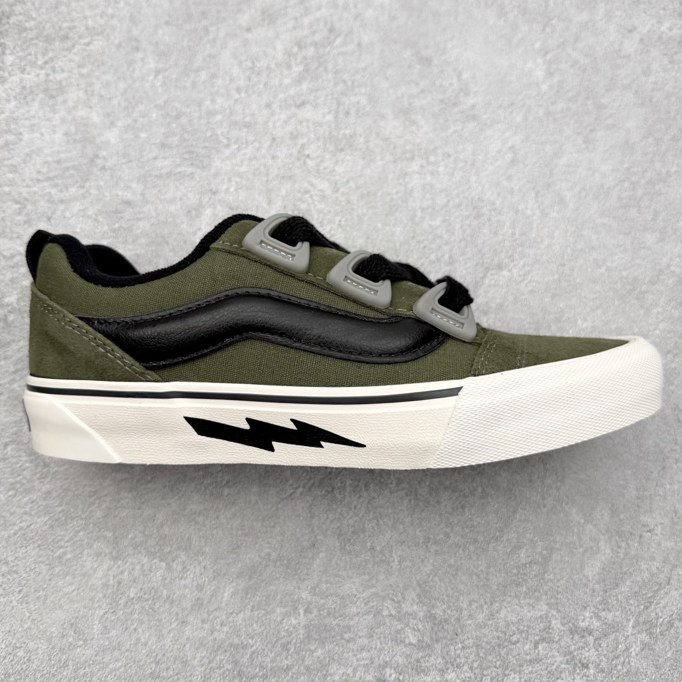 Vans Knu Skool 闪电面包鞋 经典军绿主色 肥胖版大Logo 鞋底侧边搭配闪电标志⚡️复古酷炫 尺码：35 36 36.5 37 38 38.5 39 40 40.5 41 42 42.5 43 44 45 工艺：硫化1：1（重量1：1、真标、原钢印、材质标、鞋型标、合格证）-选品中心