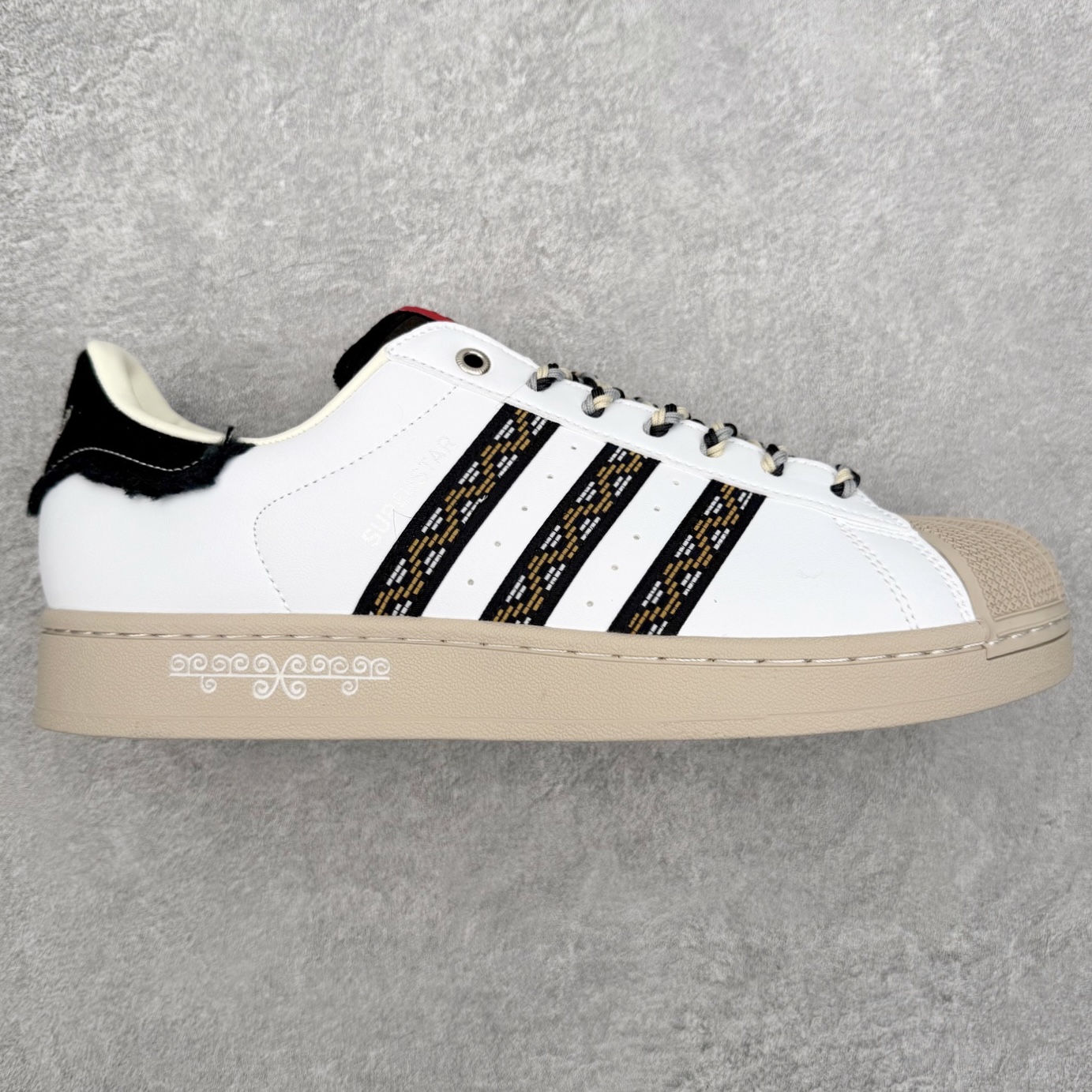 AD Originals Superstar 经典复古贝壳头板鞋 JQ8772 诞生于1969年 是第一双将全皮面鞋 身与橡胶鞋头结合在一起的低帮篮球鞋 Superstar最开始 是作为高帮篮球鞋Pro Model的低帮版本而出现的 但因为其独特和醒目的橡胶鞋头造型而让大家熟知 被大家形象地称为\\\