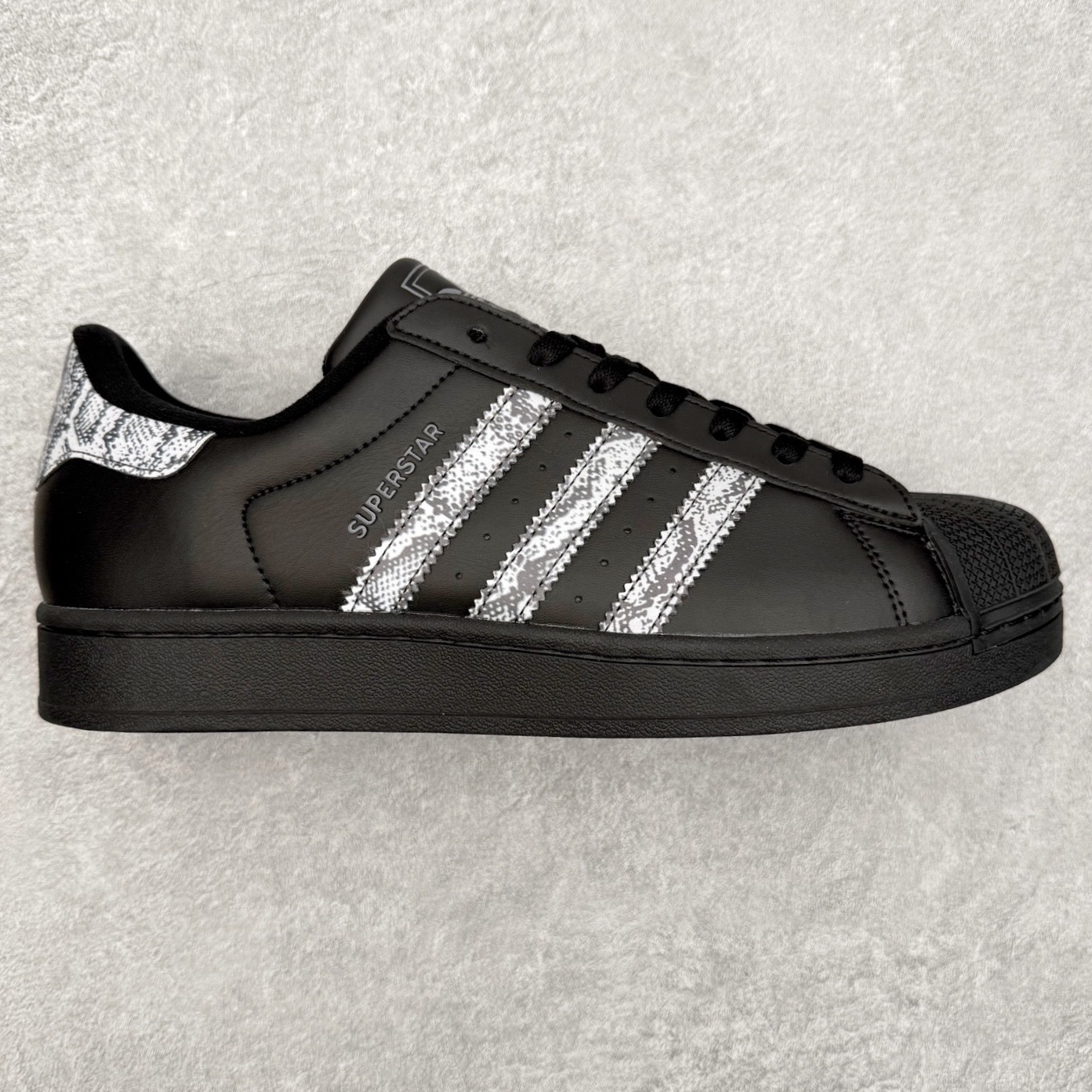 AD Originals Superstar 经典复古贝壳头板鞋 JP6058 诞生于1969年 是第一双将全皮面鞋 身与橡胶鞋头结合在一起的低帮篮球鞋 Superstar最开始 是作为高帮篮球鞋Pro Model的低帮版本而出现的 但因为其独特和醒目的橡胶鞋头造型而让大家熟知 被大家形象地称为\\\