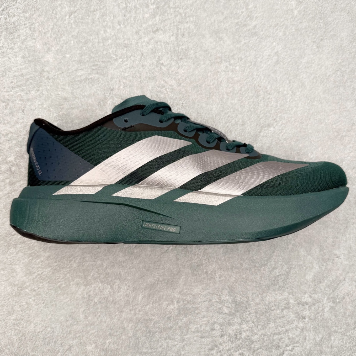 AD Adizero EVO SL 马拉松竞速专业跑鞋 JQ4663 CELERMESH针织网面非常轻薄 纤维间的缝隙很大 可以保证跑步时的透气、排汗效果 鞋舌直接与两侧的内衬和鞋底连接在一起 在跑步过程中不会被鞋舌的左右移动所困扰 在标准鞋带孔的基础上再拓宽一组鞋带孔 适合不同脚型的需求 突破性 EnergyRods 技术，有助于跑者实现更好的成绩 中底独特的LIGHTSTRIKE PRO泡棉材质 微弹感觉在跑步过程中给予了良好的支撑体验 对于顶级精英和高水平进阶跑者来说 ADIOS PRO是一双值得信赖的竞速比赛用鞋 尺码：36 36.5 37.5 38 38.5 39 40 40.5 41 42 42.5 43 44 44.5 45-选品中心