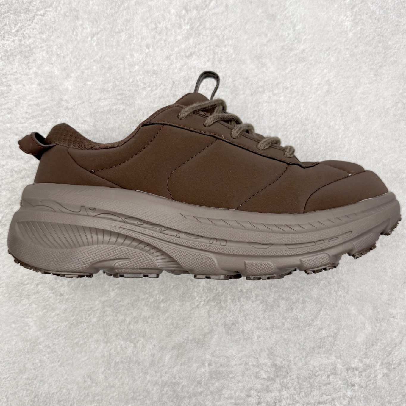 ＃纯原 MARNI x HOKA ONE ONE Bondi B3LS 联名款简约舒适低帮休闲跑步鞋 HOKA ONE ONE是来自美国的跑步鞋知名品牌，创立于2009年，始终致力于为所有跑者提供更新、更好的跑步装备。相比常规跑鞋，HOKA ONE ONE特别研发使用性能独特的几何形跑鞋中底，此种鞋底更厚、更高、回弹性也更好，除了卓越的缓冲性能，它还能內各种阶段的跑者带来更具动感、更加稳定的跑步体验。HOKAONE ONE从设计之初就清楚意识到，要保证跑者步幅的均匀一致，双脚自然而然的运动至关重要。尺码：36 36.5 37.5 38 38.5 39 40 40.5 41 42 42.5 43 44 44.5 45-选品中心