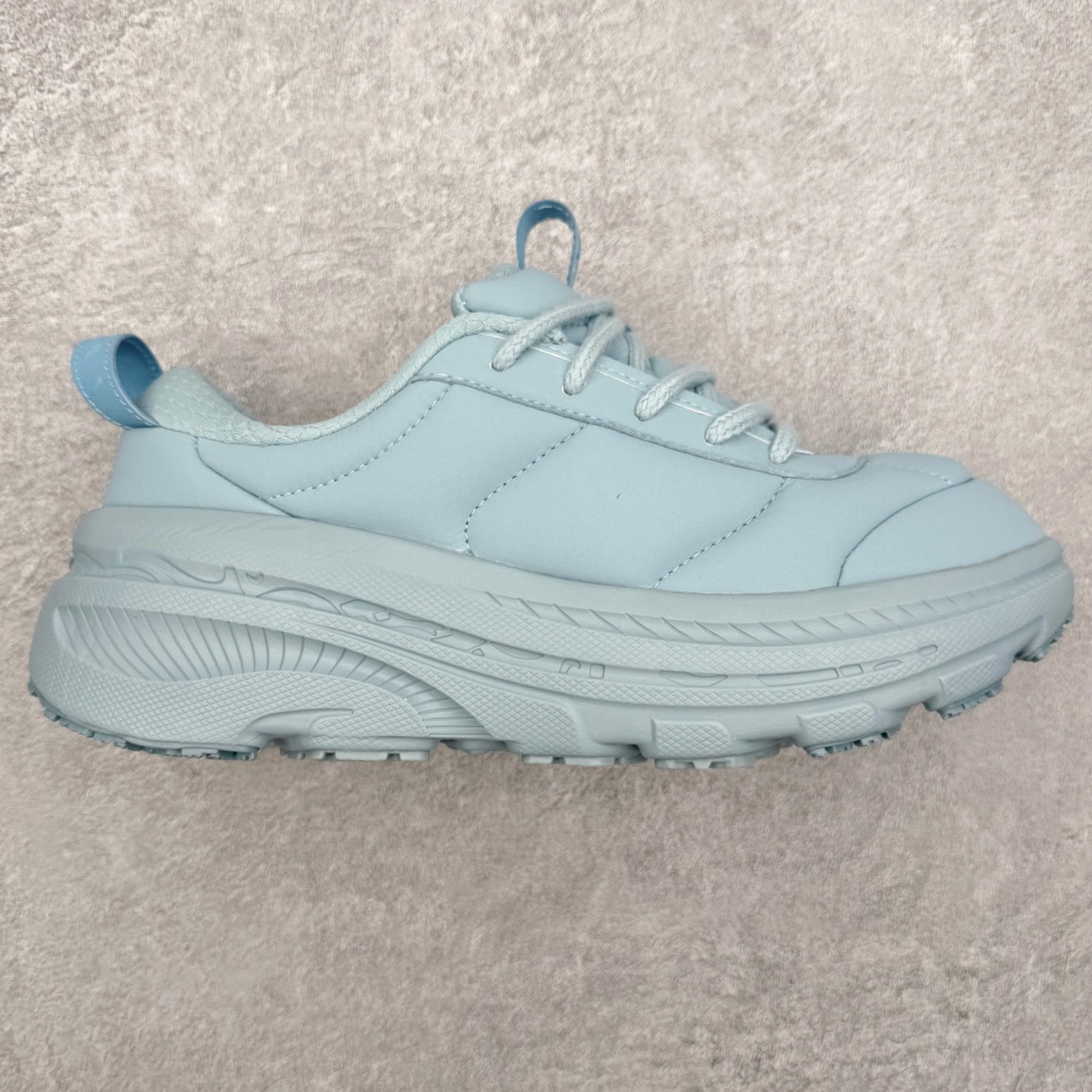 ＃纯原 MARNI x HOKA ONE ONE Bondi B3LS 联名款简约舒适低帮休闲跑步鞋 HOKA ONE ONE是来自美国的跑步鞋知名品牌，创立于2009年，始终致力于为所有跑者提供更新、更好的跑步装备。相比常规跑鞋，HOKA ONE ONE特别研发使用性能独特的几何形跑鞋中底，此种鞋底更厚、更高、回弹性也更好，除了卓越的缓冲性能，它还能內各种阶段的跑者带来更具动感、更加稳定的跑步体验。HOKAONE ONE从设计之初就清楚意识到，要保证跑者步幅的均匀一致，双脚自然而然的运动至关重要。尺码：36 36.5 37.5 38 38.5 39 40 40.5 41 42 42.5 43 44 44.5 45-选品中心