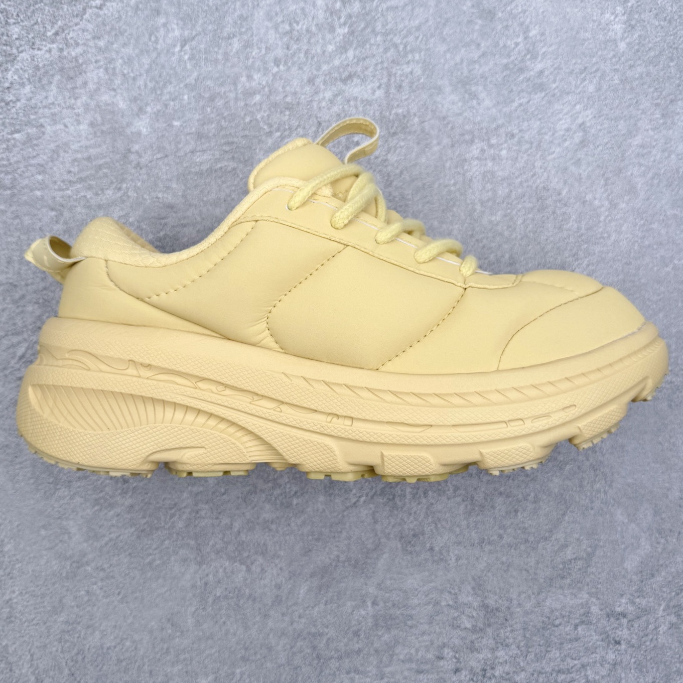 ＃纯原 MARNI x HOKA ONE ONE Bondi B3LS 联名款简约舒适低帮休闲跑步鞋 HOKA ONE ONE是来自美国的跑步鞋知名品牌，创立于2009年，始终致力于为所有跑者提供更新、更好的跑步装备。相比常规跑鞋，HOKA ONE ONE特别研发使用性能独特的几何形跑鞋中底，此种鞋底更厚、更高、回弹性也更好，除了卓越的缓冲性能，它还能內各种阶段的跑者带来更具动感、更加稳定的跑步体验。HOKAONE ONE从设计之初就清楚意识到，要保证跑者步幅的均匀一致，双脚自然而然的运动至关重要。尺码：36 36.5 37.5 38 38.5 39 40 40.5 41 42 42.5 43 44 44.5 45-选品中心