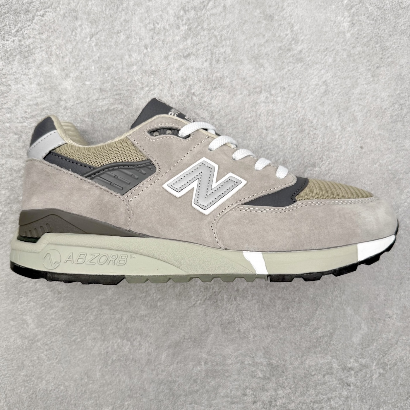 ＃K版纯原 New Balance M998 Made in USA NB新百伦高端美产血统系列经典复古休闲运动慢跑鞋 NB998 诞生于 1993 年，作为第一双使用 ABZORB 缓冲材料的鞋款，一经发售就受到大量消费者的热烈追捧，如今已经成为了历久不衰的经典代表鞋款之一。原楦原数据开发版型 以优质面料制成鞋面结构。鞋面采用经典网眼布材质，辅以绒面革覆盖，带来更加清爽舒适的穿着体验。鞋舌上标记的 \\\