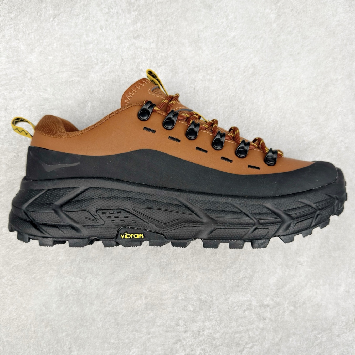 HOKA ONE ONE Tor Summit TP 舒适百搭防滑耐磨低帮跑步鞋 HOKA ONE ONE是来自美国的跑步鞋知名品牌，创立于2009年，始终致力于为所有跑者提供更新、更好的跑步装备。相比常规跑鞋，HOKA ONE ONE特别研发使用性能独特的几何形跑鞋中底，此种鞋底更厚、更高、回弹性也更好，除了卓越的缓冲性能，它还能为各种阶段的跑者带来更具动感、更加稳定的跑步体验。HOKAONE ONE从设计之初就清楚意识到，要保证跑者步幅的均匀一致，双脚自然而然的运动至关重要。实拍调校N版已经零色差零失真 百分百还原实物色彩所见即所得 不存在货不对板色差等低级问题 选购参考实物拍摄 不混卖不参货 只用心做好货严格选品 承诺混一赔十 尺码：36 36.5 37.5 38 38.5 39 40 40.5 41 42 42.5 43 44 44.5 45-选品中心