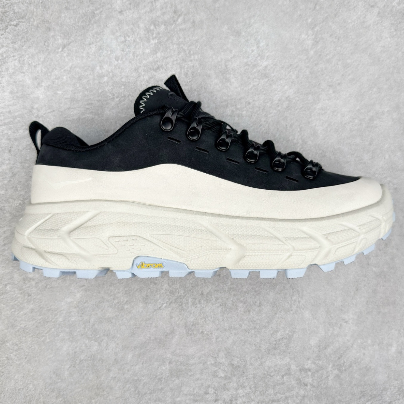 HOKA ONE ONE Tor Summit TP 舒适百搭防滑耐磨低帮跑步鞋 HOKA ONE ONE是来自美国的跑步鞋知名品牌，创立于2009年，始终致力于为所有跑者提供更新、更好的跑步装备。相比常规跑鞋，HOKA ONE ONE特别研发使用性能独特的几何形跑鞋中底，此种鞋底更厚、更高、回弹性也更好，除了卓越的缓冲性能，它还能为各种阶段的跑者带来更具动感、更加稳定的跑步体验。HOKAONE ONE从设计之初就清楚意识到，要保证跑者步幅的均匀一致，双脚自然而然的运动至关重要。实拍调校N版已经零色差零失真 百分百还原实物色彩所见即所得 不存在货不对板色差等低级问题 选购参考实物拍摄 不混卖不参货 只用心做好货严格选品 承诺混一赔十 尺码：36 36.5 37.5 38 38.5 39 40 40.5 41 42 42.5 43 44 44.5 45-选品中心