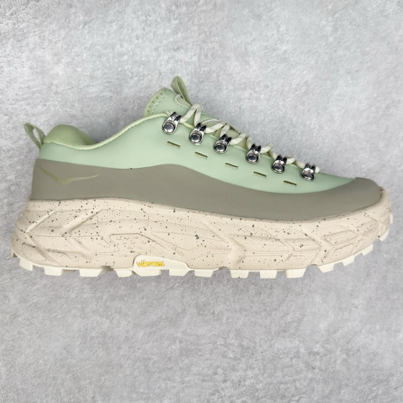 HOKA ONE ONE Tor Summit TP 舒适百搭防滑耐磨低帮跑步鞋 HOKA ONE ONE是来自美国的跑步鞋知名品牌，创立于2009年，始终致力于为所有跑者提供更新、更好的跑步装备。相比常规跑鞋，HOKA ONE ONE特别研发使用性能独特的几何形跑鞋中底，此种鞋底更厚、更高、回弹性也更好，除了卓越的缓冲性能，它还能为各种阶段的跑者带来更具动感、更加稳定的跑步体验。HOKAONE ONE从设计之初就清楚意识到，要保证跑者步幅的均匀一致，双脚自然而然的运动至关重要。实拍调校N版已经零色差零失真 百分百还原实物色彩所见即所得 不存在货不对板色差等低级问题 选购参考实物拍摄 不混卖不参货 只用心做好货严格选品 承诺混一赔十 尺码：36 36.5 37.5 38 38.5 39 40 40.5 41 42 42.5 43 44 44.5 45-选品中心