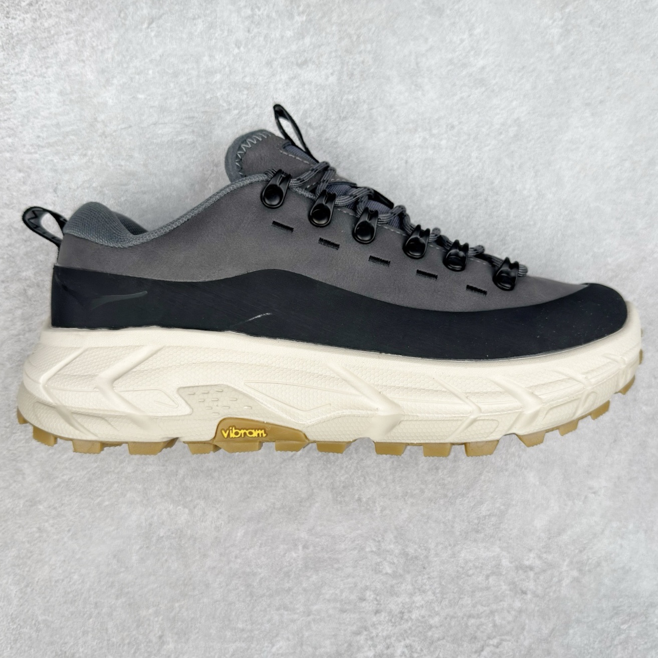 HOKA ONE ONE Tor Summit TP 舒适百搭防滑耐磨低帮跑步鞋 HOKA ONE ONE是来自美国的跑步鞋知名品牌，创立于2009年，始终致力于为所有跑者提供更新、更好的跑步装备。相比常规跑鞋，HOKA ONE ONE特别研发使用性能独特的几何形跑鞋中底，此种鞋底更厚、更高、回弹性也更好，除了卓越的缓冲性能，它还能为各种阶段的跑者带来更具动感、更加稳定的跑步体验。HOKAONE ONE从设计之初就清楚意识到，要保证跑者步幅的均匀一致，双脚自然而然的运动至关重要。实拍调校N版已经零色差零失真 百分百还原实物色彩所见即所得 不存在货不对板色差等低级问题 选购参考实物拍摄 不混卖不参货 只用心做好货严格选品 承诺混一赔十 尺码：36 36.5 37.5 38 38.5 39 40 40.5 41 42 42.5 43 44 44.5 45-选品中心