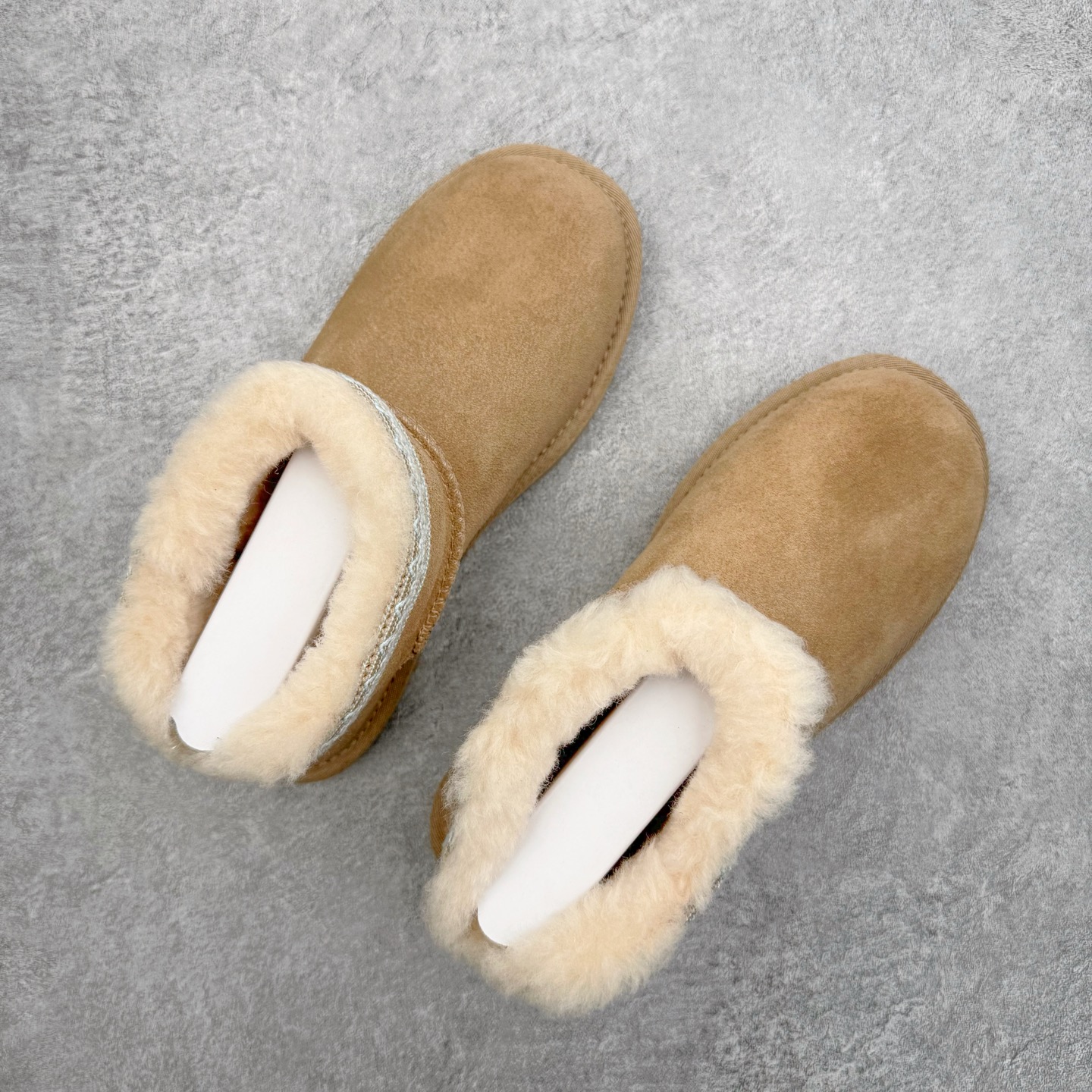 图片[3]-＃SP原厂 UGG 4496 秋冬羊皮毛一体雪地靴 全鞋采用ZP同厂 隆丰A级澳洲进口羊皮毛一体 品牌代工厂生产线 完全遵循ZP工艺流程 代工厂原厂版师 秉承无原鞋不开发选择 注重每一处细节 市面最正版型 TREADLITE\\\”轻翼\\\”科技外底 轻便/耐用/柔韧/桩型【售后郑重承诺】一个月内若出现重大脱胶/断底等质量问题 直接为您换新！尺码：35 36 37 38 39 40-选品中心