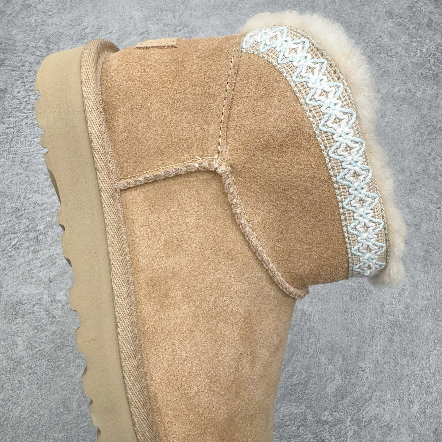 图片[6]-＃SP原厂 UGG 4496 秋冬羊皮毛一体雪地靴 全鞋采用ZP同厂 隆丰A级澳洲进口羊皮毛一体 品牌代工厂生产线 完全遵循ZP工艺流程 代工厂原厂版师 秉承无原鞋不开发选择 注重每一处细节 市面最正版型 TREADLITE\\\”轻翼\\\”科技外底 轻便/耐用/柔韧/桩型【售后郑重承诺】一个月内若出现重大脱胶/断底等质量问题 直接为您换新！尺码：35 36 37 38 39 40-选品中心