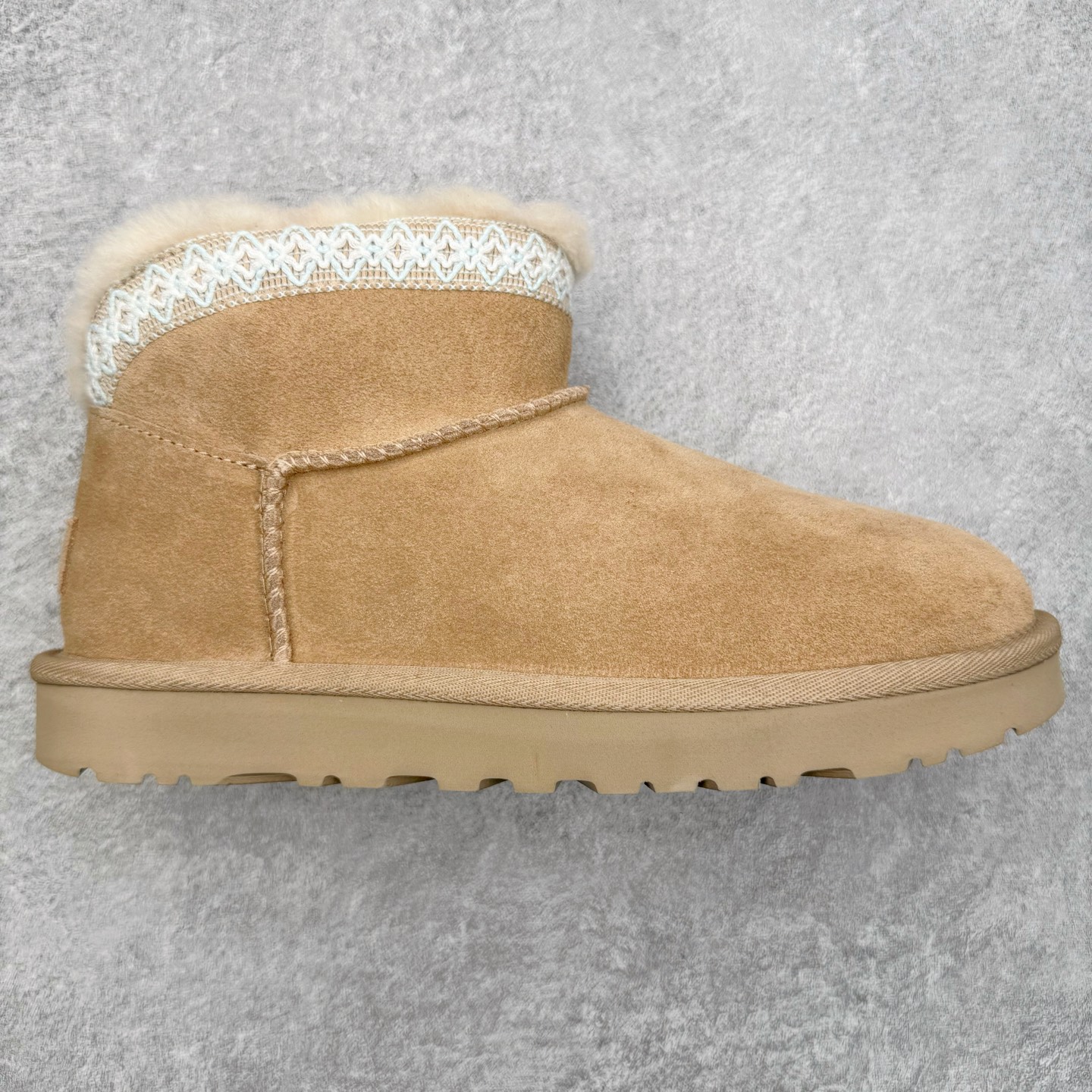 ＃SP原厂 UGG 4496 秋冬羊皮毛一体雪地靴 全鞋采用ZP同厂 隆丰A级澳洲进口羊皮毛一体 品牌代工厂生产线 完全遵循ZP工艺流程 代工厂原厂版师 秉承无原鞋不开发选择 注重每一处细节 市面最正版型 TREADLITE\\\