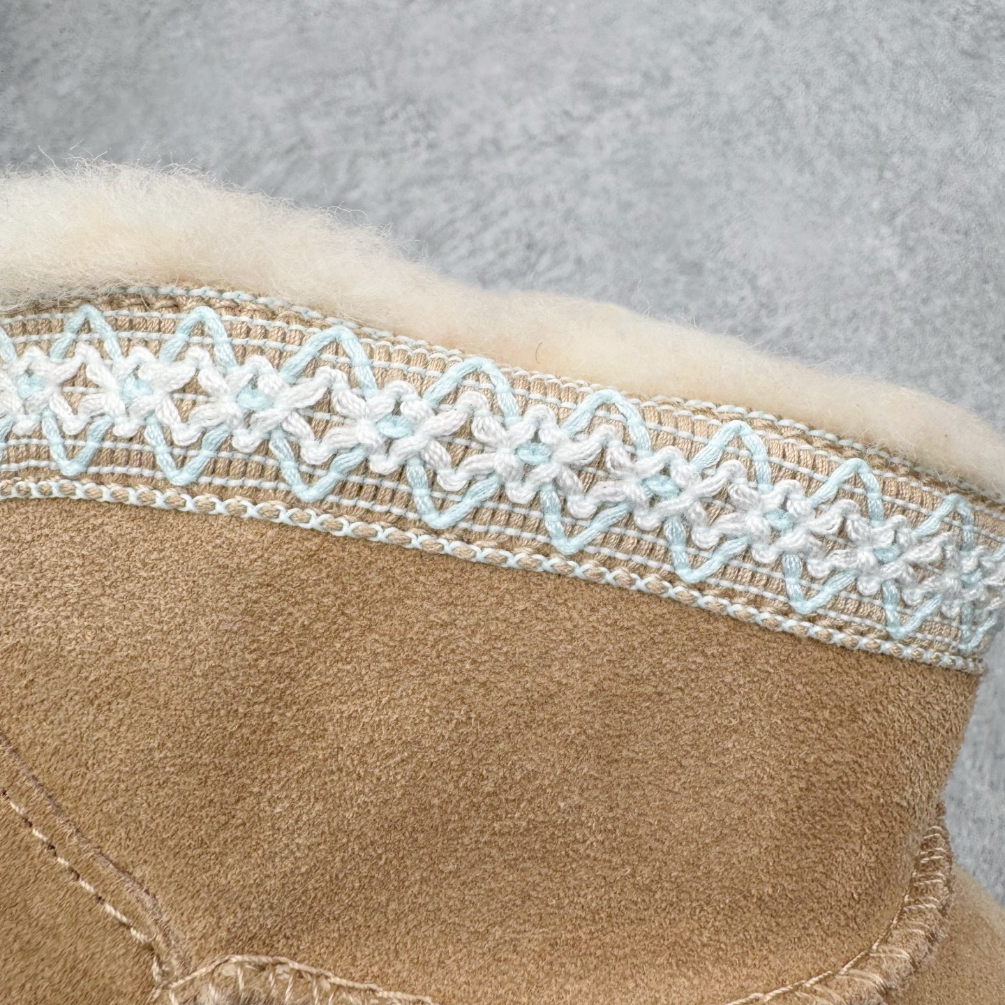 图片[13]-＃SP原厂 UGG 4496 秋冬羊皮毛一体雪地靴 全鞋采用ZP同厂 隆丰A级澳洲进口羊皮毛一体 品牌代工厂生产线 完全遵循ZP工艺流程 代工厂原厂版师 秉承无原鞋不开发选择 注重每一处细节 市面最正版型 TREADLITE\\\”轻翼\\\”科技外底 轻便/耐用/柔韧/桩型【售后郑重承诺】一个月内若出现重大脱胶/断底等质量问题 直接为您换新！尺码：35 36 37 38 39 40-选品中心