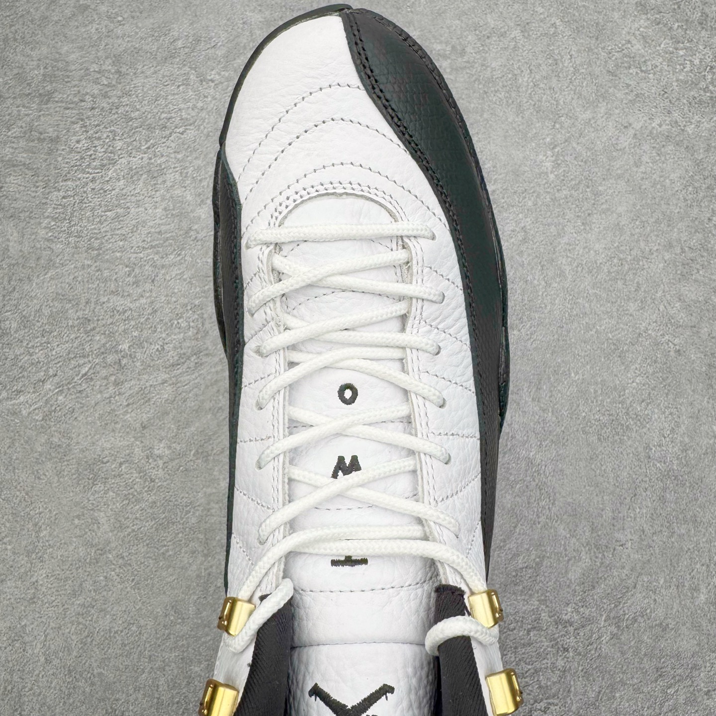 图片[4]-＃纯原 Air Jordan AJ12 Retro 黑白金扣 货号：CT8013-117 外贸特供批次 原楦原档案数据开模打造 原汁原味12代鞋型 进口原厂皮料 原厂碳板 原装材料 原厂定制金属扣 原厂电绣 支持与公司货全方位对比 只服务于5%懂鞋的高端客户 发国外可支持各种retail商店充正寄售 尺码：40 40.5 41 42 42.5 43 44 44.5 45 45.5 46 47.5 48.5-选品中心