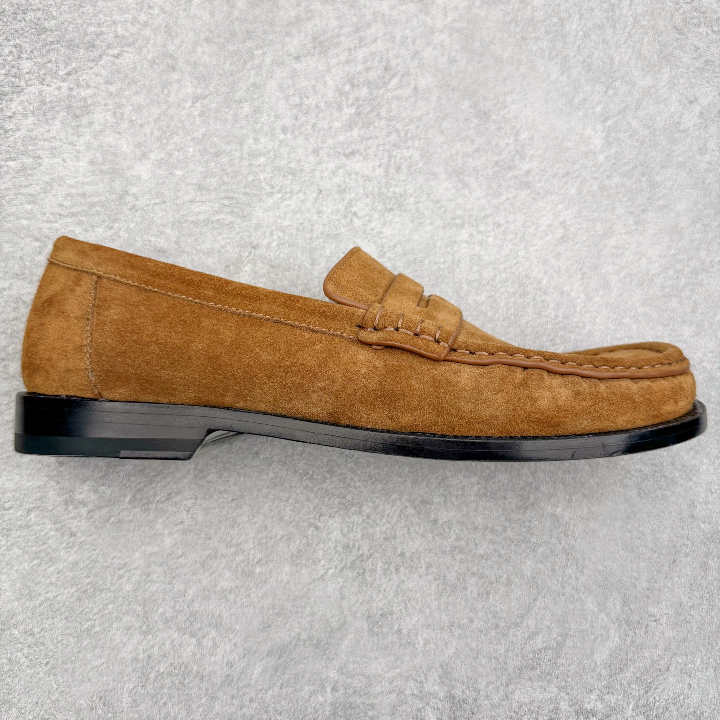 #GD广顶 LOEWE Campo 罗意威老钱风绒面简约套脚 乐福鞋 棕色 此款鞋采用近几年比较流行的版型设计,外观时尚大气。鞋底采用耐磨的材质,穿上它,让您在平时生活中感觉到舒适的体验。1846年,历史悠久的皮具品牌Loewe 作马德里的工匠合作社正式创立,之后被德国企业家 Enrique Loewe Rossberg 并入一个先锋奢侈品集团。自 2013年起,Anderson 颇具前瞻性的愿景为Loewe 的必备男装单品注入含蓄不羁的活力。机车夹克、条纹针织品、经过重新演绎的衬衫和拼色皮革配饰都呈现出精美形态和前卫色感,流露出现代阳刚气质。Loewe 的女装主打精美的皮革托特包、包袋和配饰,并内宽松上衣、露背连衣裙和手工编织的针织衫带来了丰富和温暖的质感。尺码:35 36 37 38 39 40 41 42 43 44 45