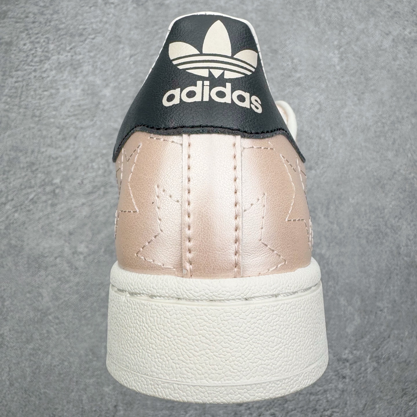 图片[8]-＃XP纯原套现福利 AD Originals Superstar 经典复古贝壳头板鞋 JR6985 诞生于1969年 是第一双将全皮面鞋 身与橡胶鞋头结合在一起的低帮篮球鞋 Superstar最开始 是作为高帮篮球鞋Pro Model的低帮版本而出现的 但因为其独特和醒目的橡胶鞋头造型而让大家熟知 被大家形象地称为\\\”shelltoe\\\”贝壳头 在70年代的美国职业篮球场上 接近3/4的NBA球员都将这双Superstar作为场上用鞋 80年代之后 经过不断的改良和发展 Superstar逐渐成为横跨时装、音乐、街头文化、休闲和运动等各大领域的时尚潮鞋 尺码：36 36.5 37 38 38.5 39 40 40.5 41 42 42.5 43 44 44.5 45-选品中心