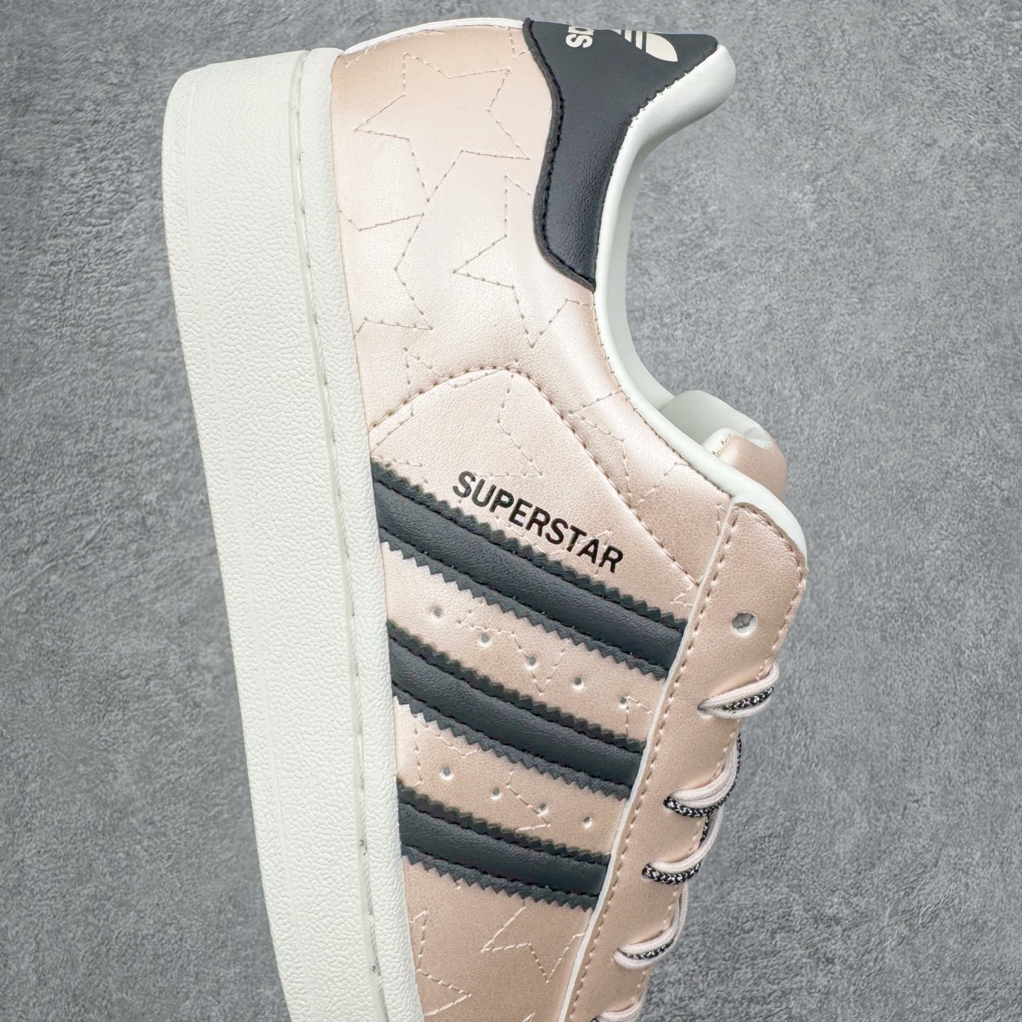 图片[6]-＃XP纯原套现福利 AD Originals Superstar 经典复古贝壳头板鞋 JR6985 诞生于1969年 是第一双将全皮面鞋 身与橡胶鞋头结合在一起的低帮篮球鞋 Superstar最开始 是作为高帮篮球鞋Pro Model的低帮版本而出现的 但因为其独特和醒目的橡胶鞋头造型而让大家熟知 被大家形象地称为\\\”shelltoe\\\”贝壳头 在70年代的美国职业篮球场上 接近3/4的NBA球员都将这双Superstar作为场上用鞋 80年代之后 经过不断的改良和发展 Superstar逐渐成为横跨时装、音乐、街头文化、休闲和运动等各大领域的时尚潮鞋 尺码：36 36.5 37 38 38.5 39 40 40.5 41 42 42.5 43 44 44.5 45-选品中心