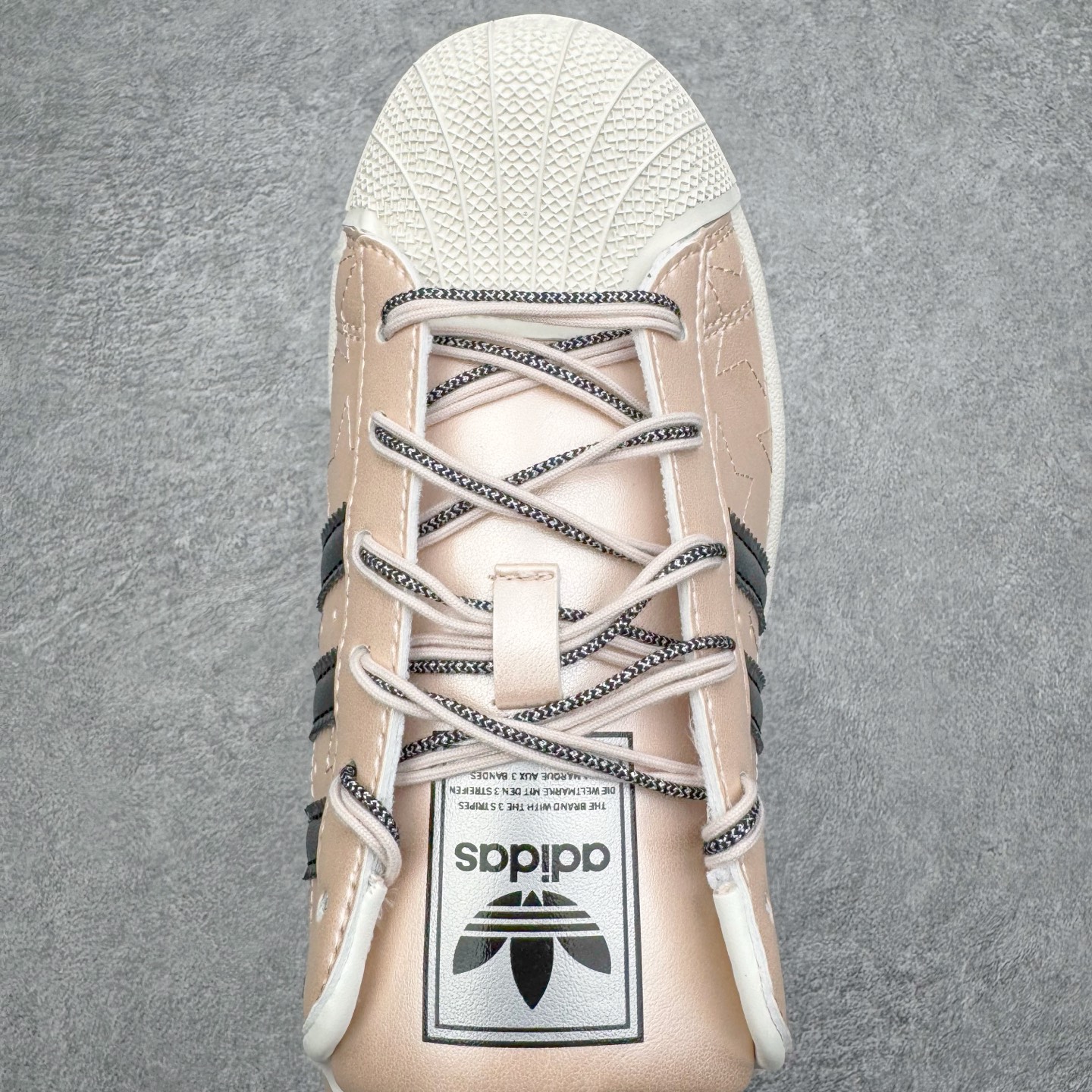 图片[4]-＃XP纯原套现福利 AD Originals Superstar 经典复古贝壳头板鞋 JR6985 诞生于1969年 是第一双将全皮面鞋 身与橡胶鞋头结合在一起的低帮篮球鞋 Superstar最开始 是作为高帮篮球鞋Pro Model的低帮版本而出现的 但因为其独特和醒目的橡胶鞋头造型而让大家熟知 被大家形象地称为\\\”shelltoe\\\”贝壳头 在70年代的美国职业篮球场上 接近3/4的NBA球员都将这双Superstar作为场上用鞋 80年代之后 经过不断的改良和发展 Superstar逐渐成为横跨时装、音乐、街头文化、休闲和运动等各大领域的时尚潮鞋 尺码：36 36.5 37 38 38.5 39 40 40.5 41 42 42.5 43 44 44.5 45-选品中心