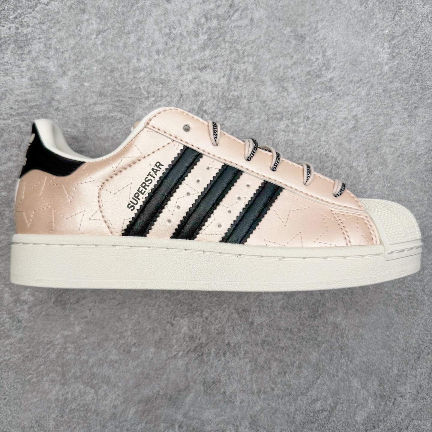 ＃XP纯原套现福利 AD Originals Superstar 经典复古贝壳头板鞋 JR6985 诞生于1969年 是第一双将全皮面鞋 身与橡胶鞋头结合在一起的低帮篮球鞋 Superstar最开始 是作为高帮篮球鞋Pro Model的低帮版本而出现的 但因为其独特和醒目的橡胶鞋头造型而让大家熟知 被大家形象地称为\\\