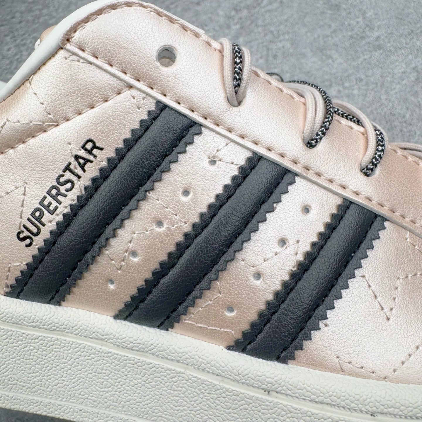 图片[14]-＃XP纯原套现福利 AD Originals Superstar 经典复古贝壳头板鞋 JR6985 诞生于1969年 是第一双将全皮面鞋 身与橡胶鞋头结合在一起的低帮篮球鞋 Superstar最开始 是作为高帮篮球鞋Pro Model的低帮版本而出现的 但因为其独特和醒目的橡胶鞋头造型而让大家熟知 被大家形象地称为\\\”shelltoe\\\”贝壳头 在70年代的美国职业篮球场上 接近3/4的NBA球员都将这双Superstar作为场上用鞋 80年代之后 经过不断的改良和发展 Superstar逐渐成为横跨时装、音乐、街头文化、休闲和运动等各大领域的时尚潮鞋 尺码：36 36.5 37 38 38.5 39 40 40.5 41 42 42.5 43 44 44.5 45-选品中心