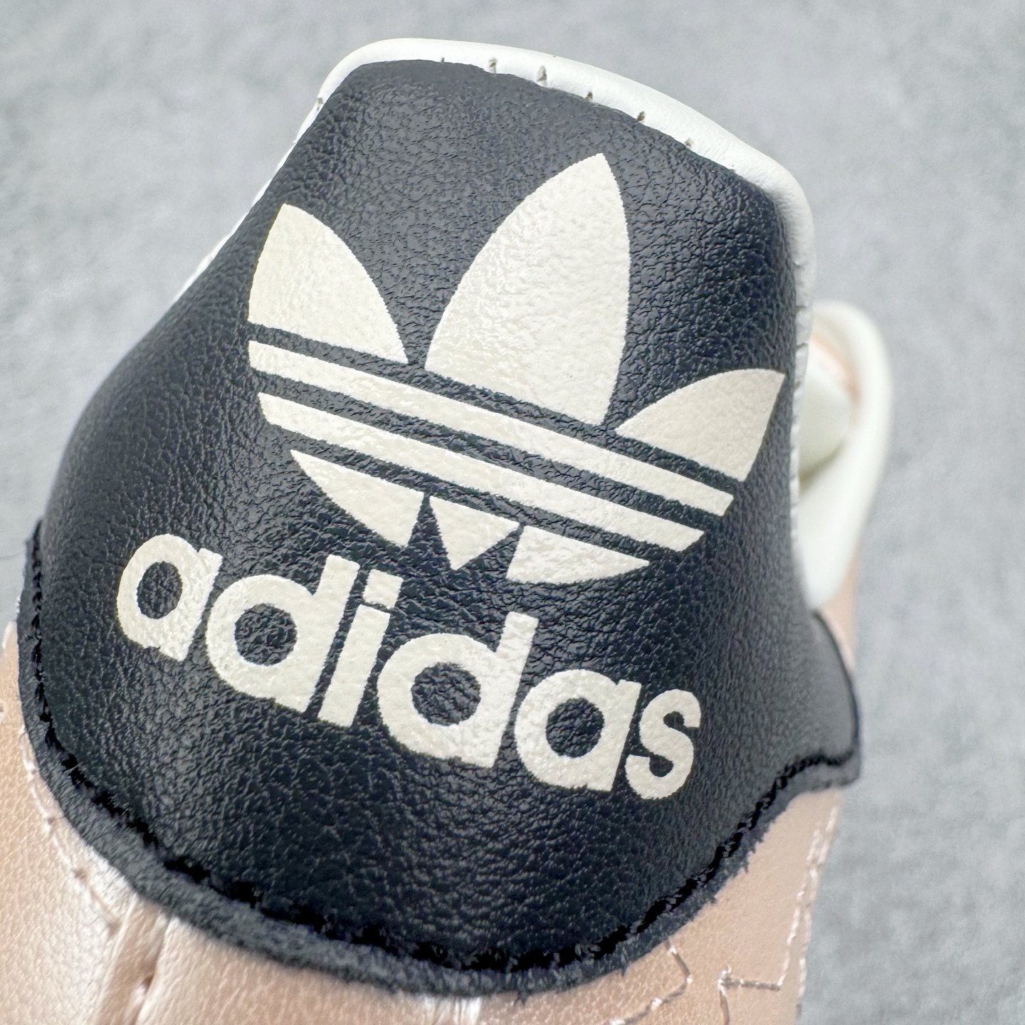 图片[12]-＃XP纯原套现福利 AD Originals Superstar 经典复古贝壳头板鞋 JR6985 诞生于1969年 是第一双将全皮面鞋 身与橡胶鞋头结合在一起的低帮篮球鞋 Superstar最开始 是作为高帮篮球鞋Pro Model的低帮版本而出现的 但因为其独特和醒目的橡胶鞋头造型而让大家熟知 被大家形象地称为\\\”shelltoe\\\”贝壳头 在70年代的美国职业篮球场上 接近3/4的NBA球员都将这双Superstar作为场上用鞋 80年代之后 经过不断的改良和发展 Superstar逐渐成为横跨时装、音乐、街头文化、休闲和运动等各大领域的时尚潮鞋 尺码：36 36.5 37 38 38.5 39 40 40.5 41 42 42.5 43 44 44.5 45-选品中心